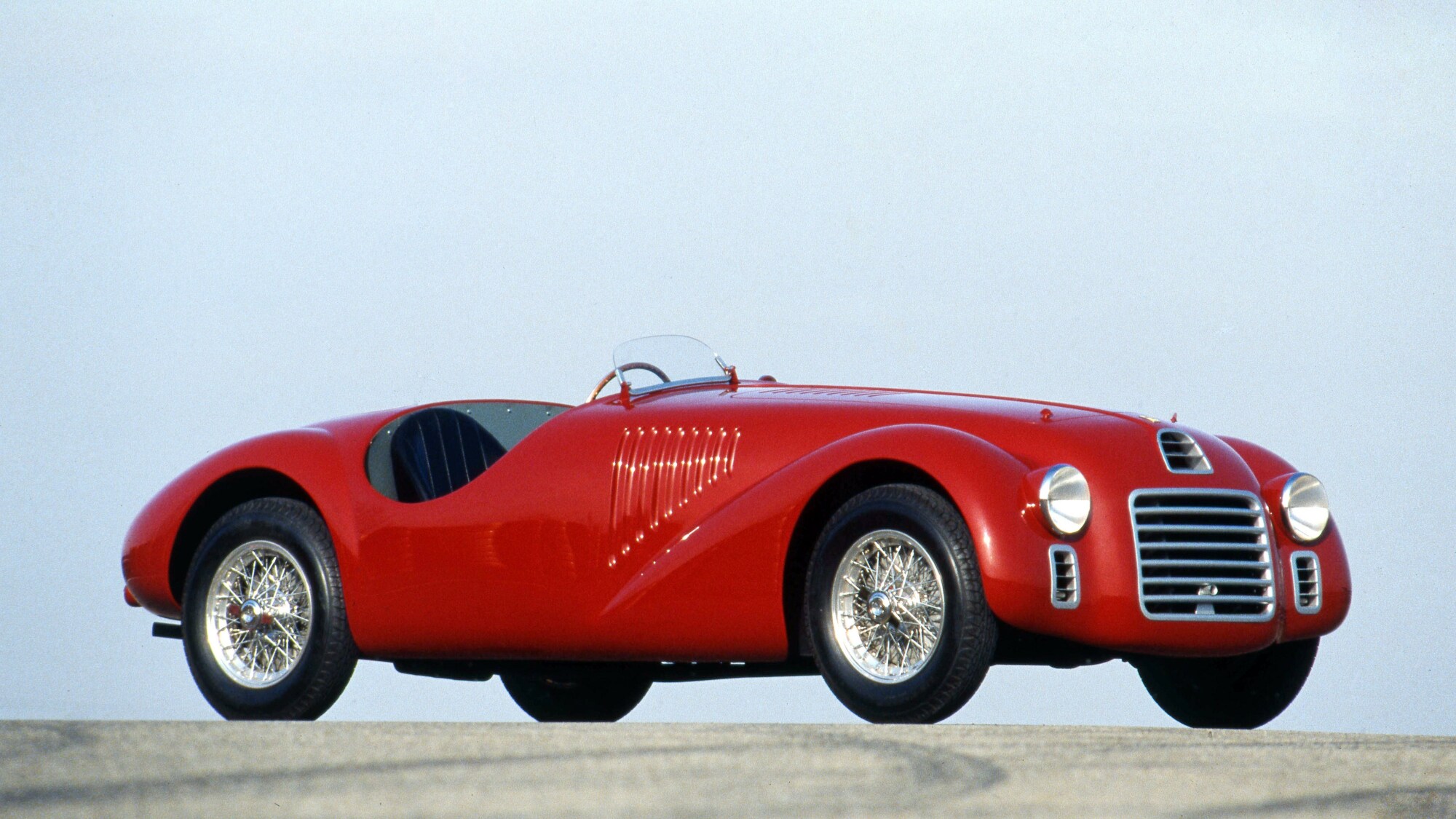 Ein rotes Oldtimermodell des Autoherstellers Ferrari