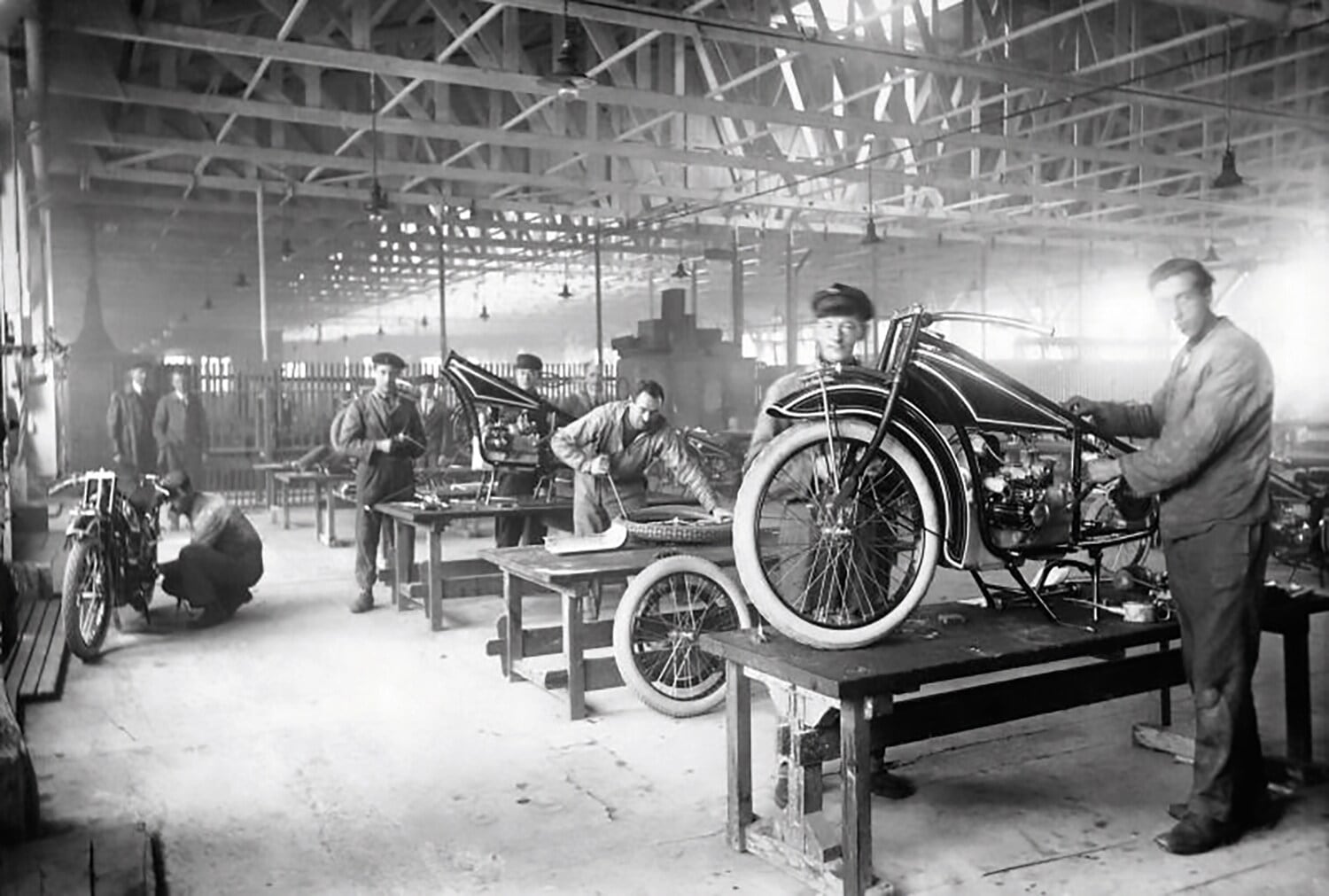 Historische Schwarzweißaufnahme der Herstellung eines BMW-Motorrad R 32 im BMW-Werk mit Arbeitern Historische Schwarzweißaufnahme der Herstellung eines BMW-Motorrad R 32 im BMW-Werk mit Arbeitern