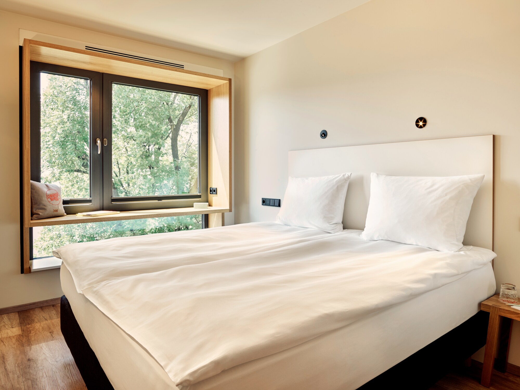 Blick auf Doppelbett in Hotelzimmer