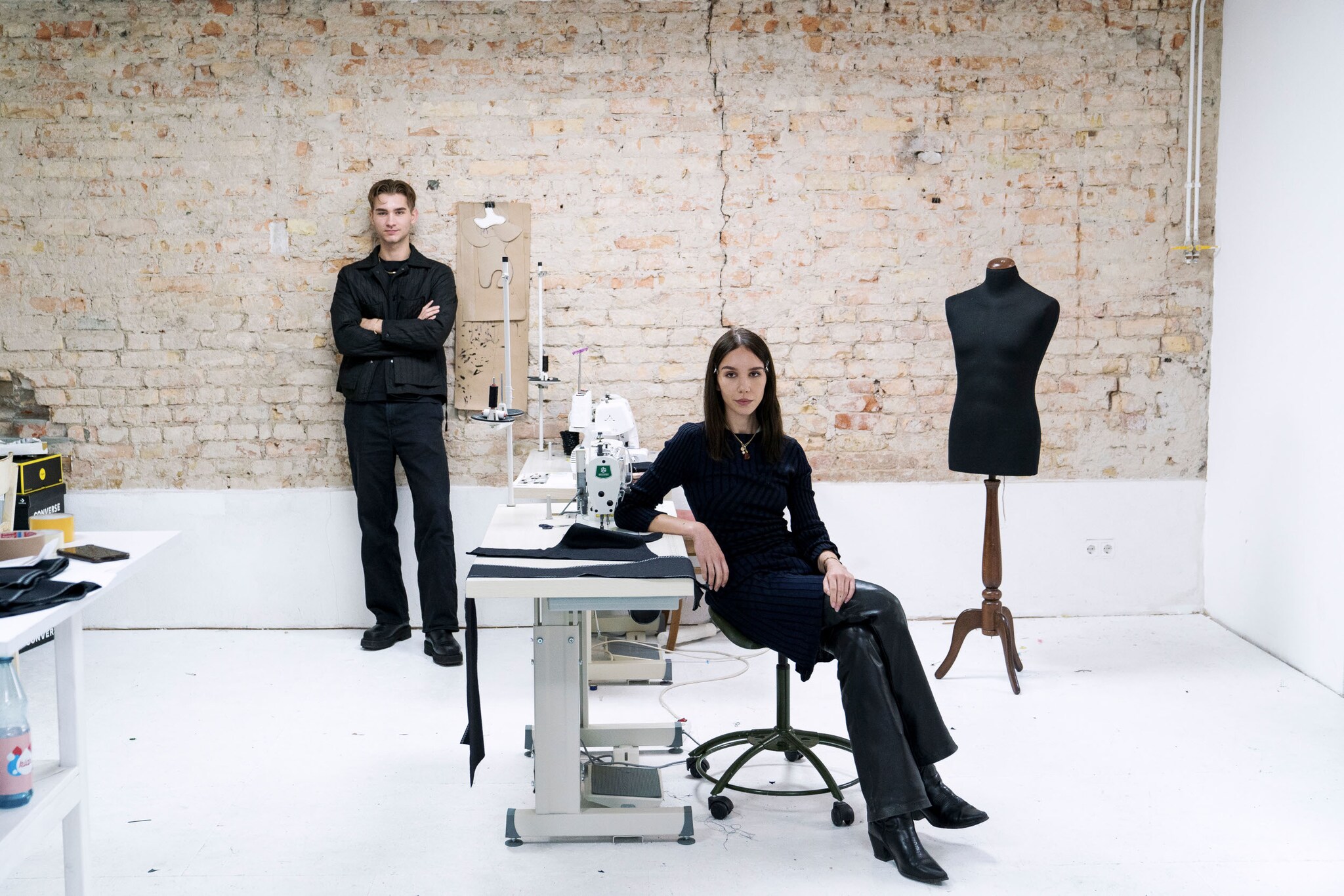 Die Label-Gründer Rosa Marga Dahl und Jacob Langemeyer in einem Atelier.