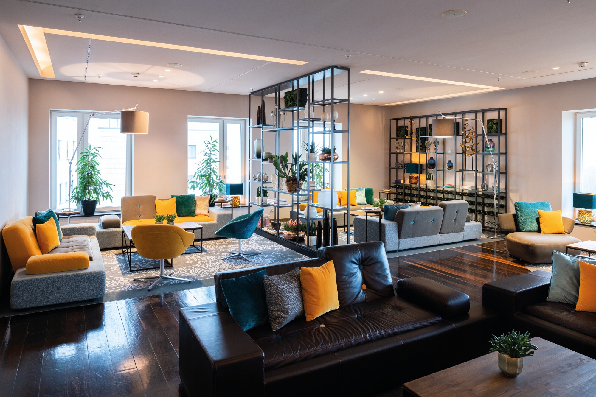 Blick auf Raum, in dem verschiedene Sitzgruppen mit gepolsterten Sofas stehen Aufenthaltsraum mit verschiedenen Sitzgruppen im modernen Design.