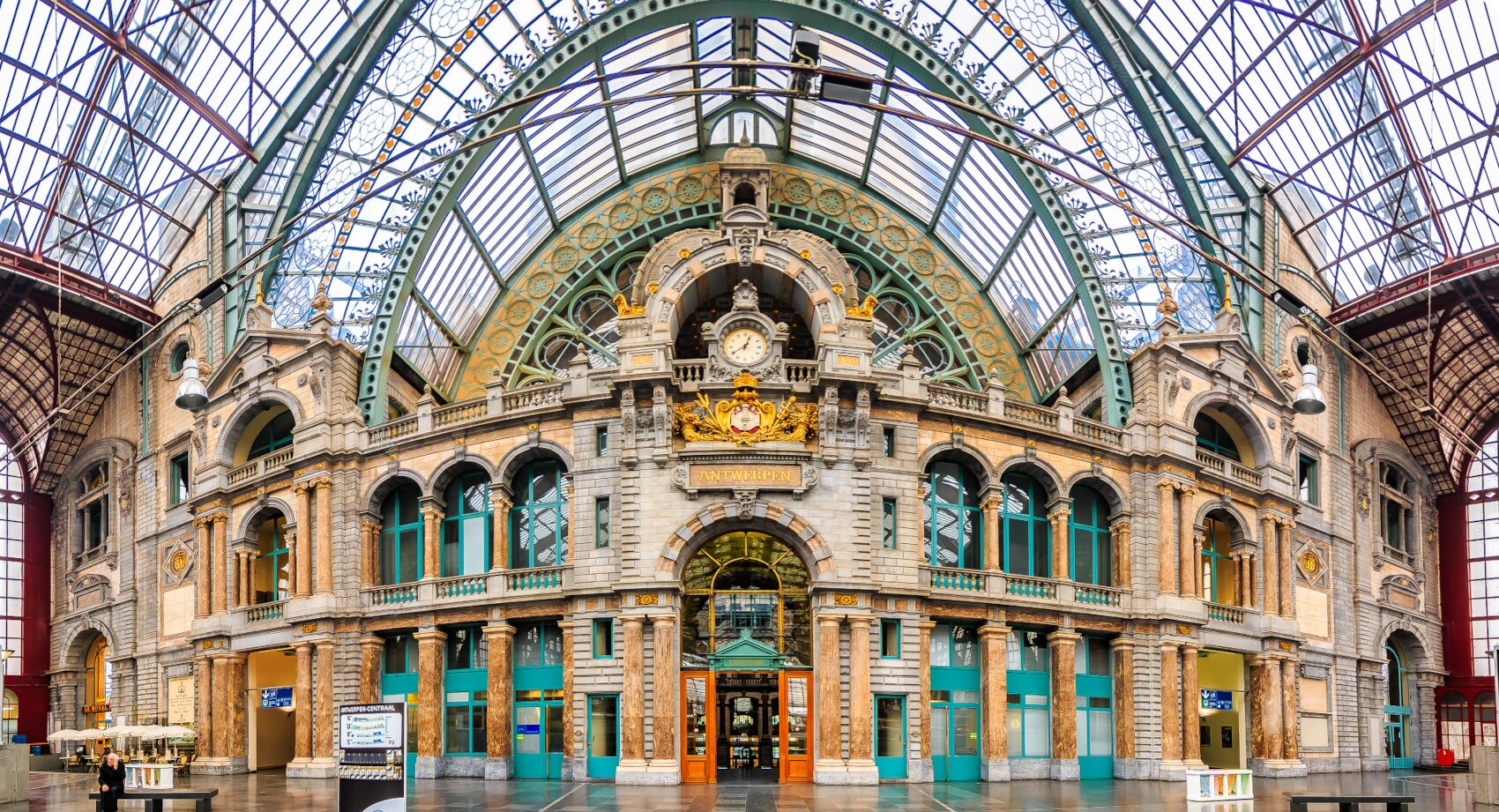 Blick auf die historische Fassade des glasüberwölbten Hauptbahnhofs in Antwerpen Blick auf die historische Fassade des glasüberwölbten Hauptbahnhofs in Antwerpen