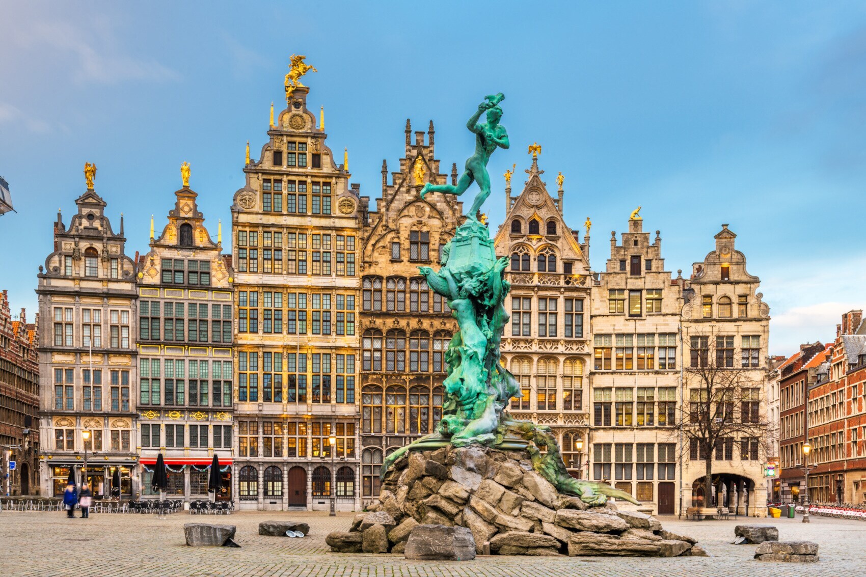 Historische Fassaden am Grote Markt in Antwerpen, davor eine Statue