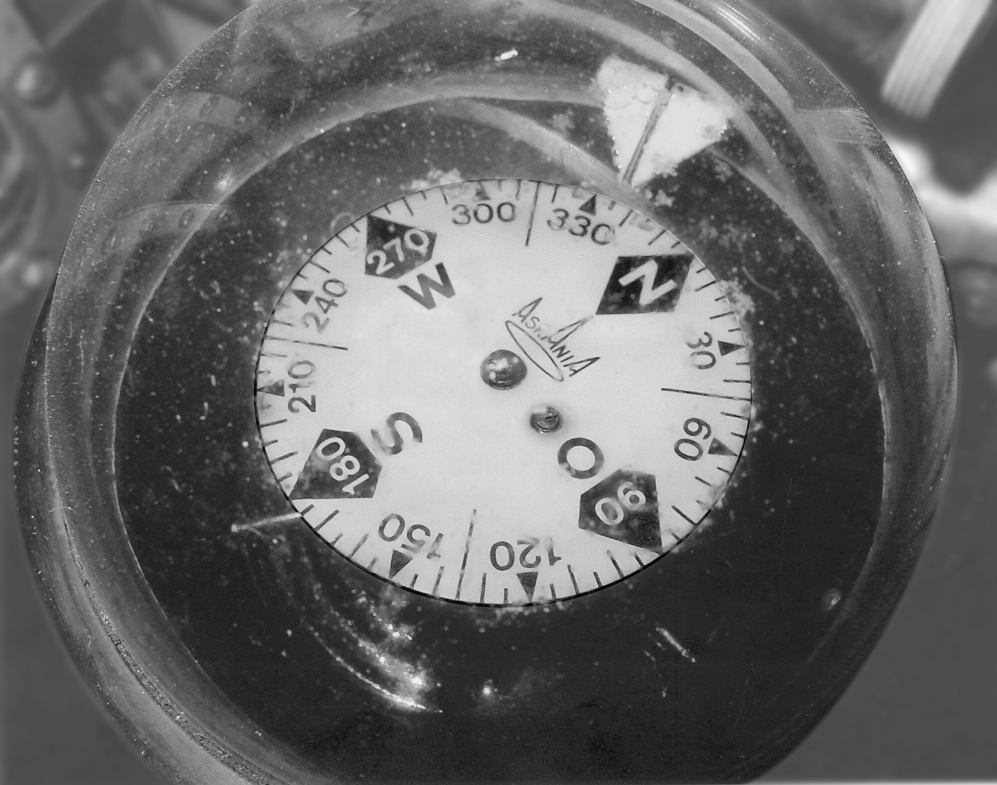 Altes Schwarzweißfoto von einem ASKANIA Bordkompass