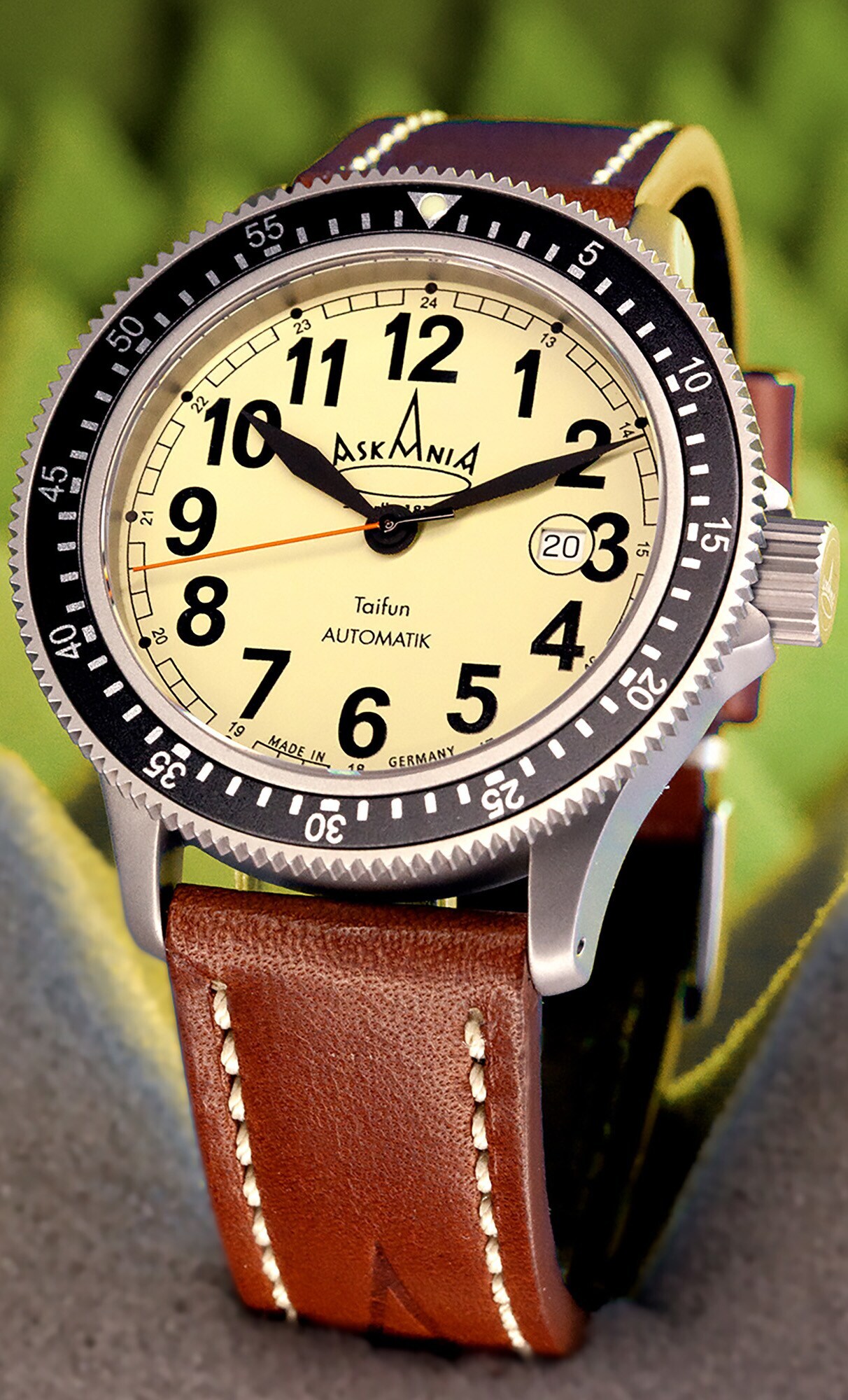 Eine Pilotenuhr von ASKANIA mit braunem Lederarmband und cremefarbenem Ziffernblatt Eine Pilotenuhr von ASKANIA mit braunem Lederarmband und cremefarbenem Ziffernblatt