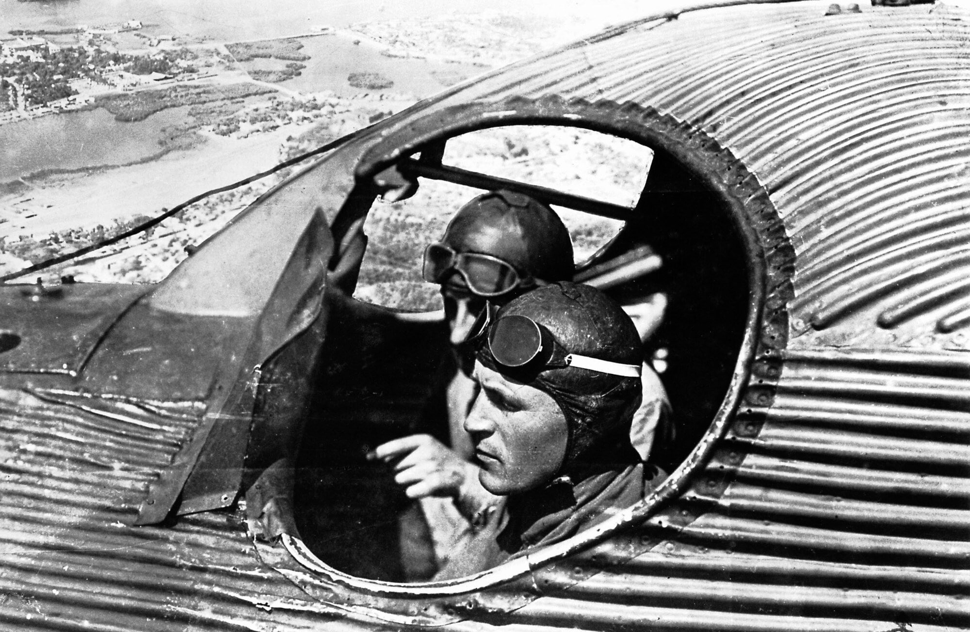 Altes Schwarzweißfoto von zwei Piloten in einem Flugzeug des Modelltyps Junkers Altes Schwarzweißfoto von zwei Piloten in einem Flugzeug des Modelltyps Junkers