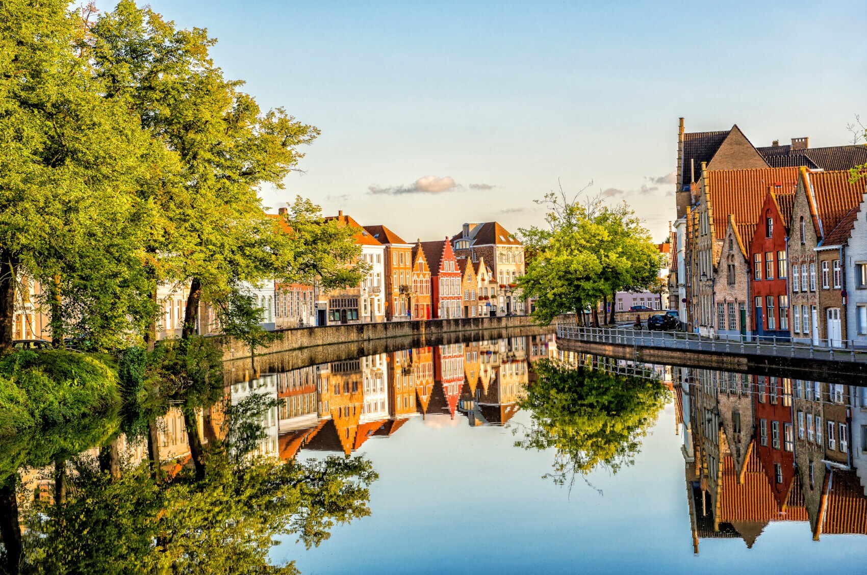 Blick auf historische Häuser links und rechts eines Kanals Blick auf historische Häuser links und rechts eines Kanals
