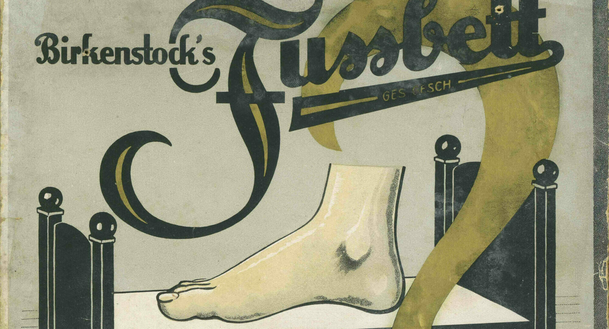 Ein historisches Birkenstock-Plakat mit einer Illustration, die einen Fuß auf einem Bett zeigt Ein historisches Birkenstock-Plakat mit einer Illustration, die einen Fuß auf einem Bett zeigt