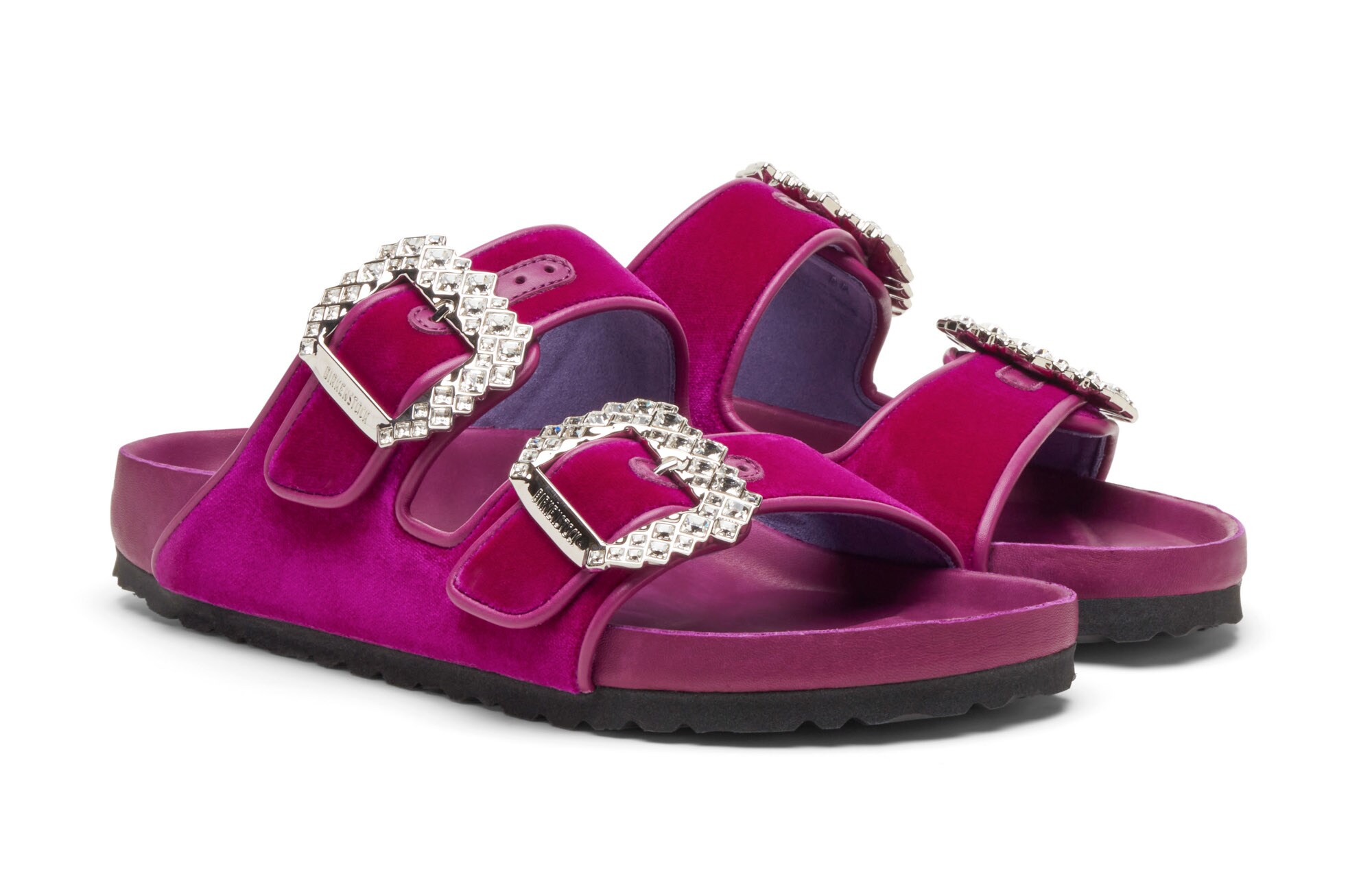 Pinke Birkenstock-Sandalen aus Samt mit strassbesetzten Schnallen, entworfen von Schuhdesigner Manolo Bhlanik Pinke Birkenstock-Sandalen aus Samt mit strassbesetzten Schnallen, entworfen von Schuhdesigner Manolo Bhlanik