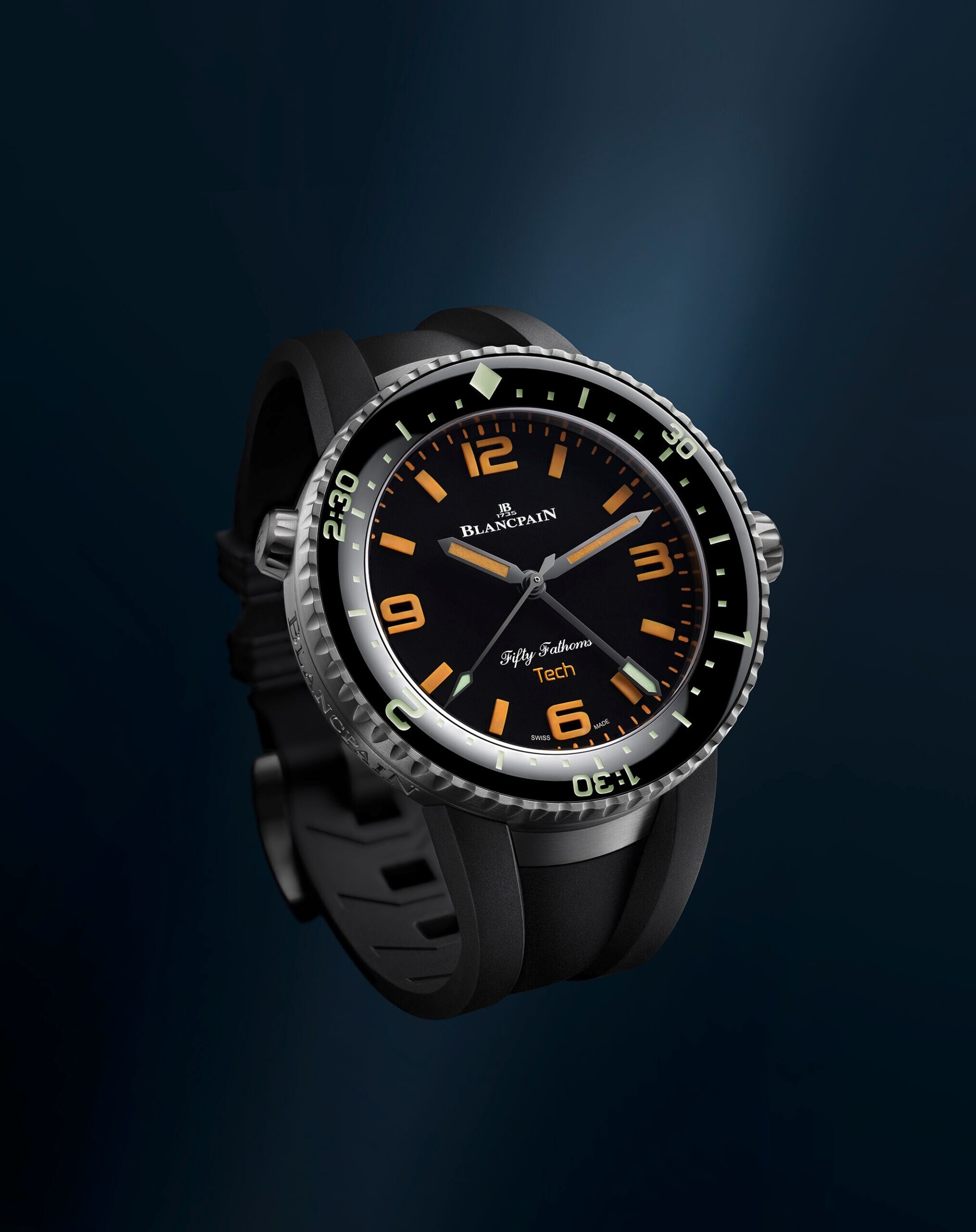 Schwarze Blancpain-Uhr mit orangefarbenen Leuchtziffern vor dunklem Hintergrund Schwarze Blancpain-Uhr mit orangefarbenen Leuchtziffern vor dunklem Hintergrund