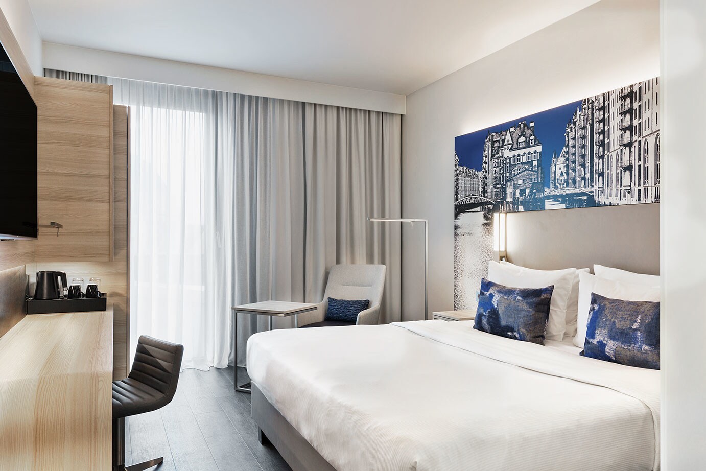 Ein modern eingerichtetes Hotelzimmer in blau-weiß-Tönen gehalten Ein modern eingerichtetes Hotelzimmer in blau-weiß-Tönen gehalten