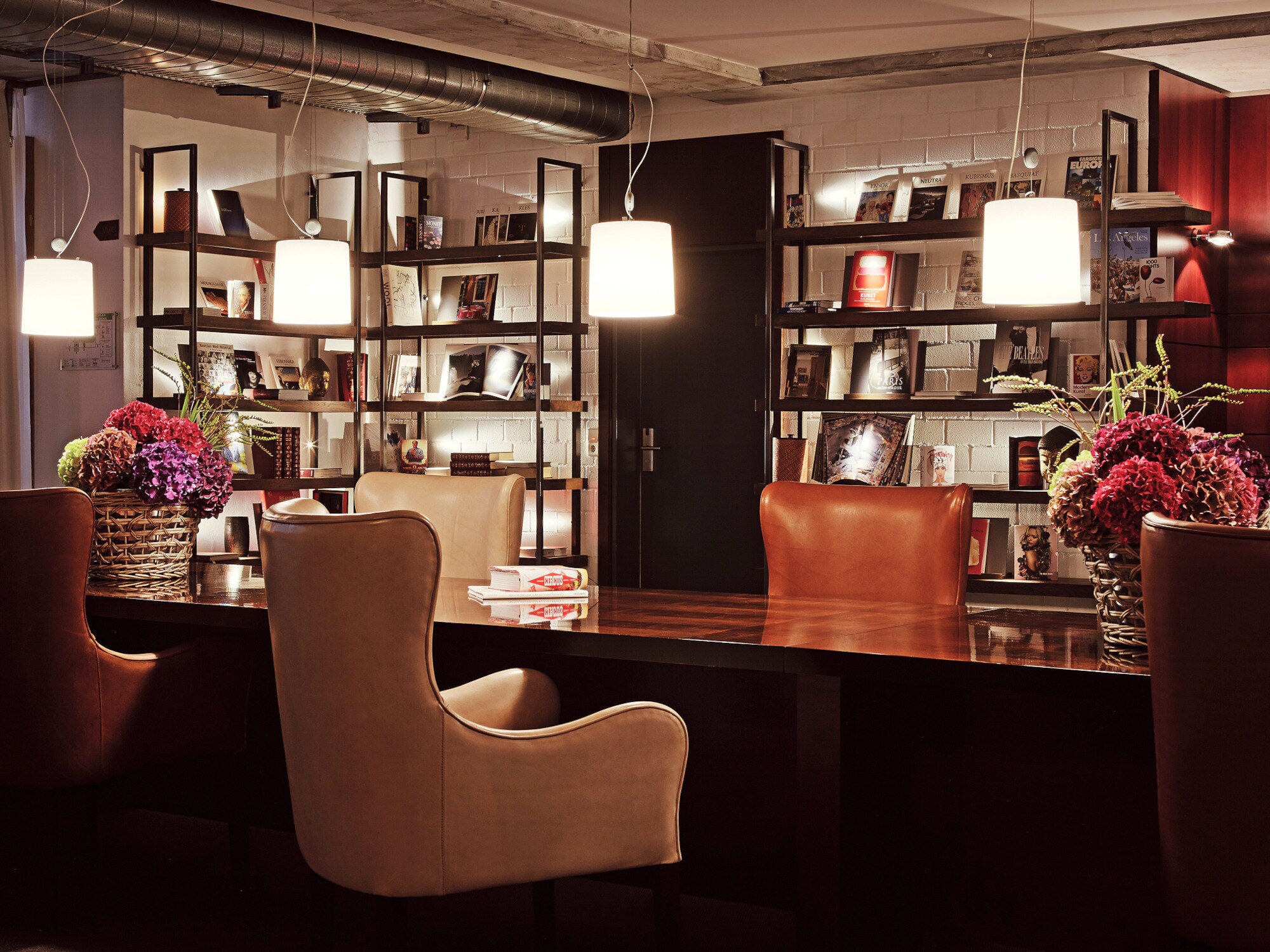 Gemütlich eingerichteter Gästebereich in einer Hotellobby