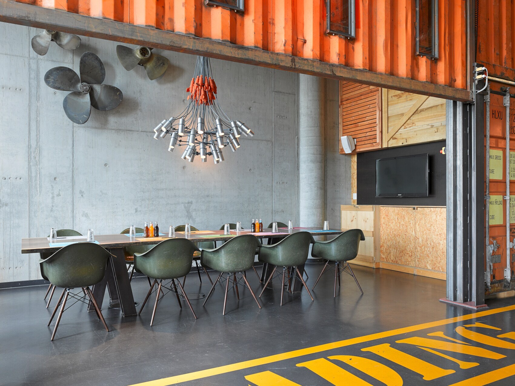 Konferenztisch in einem Meetingraum im industriellen Stil Konferenztisch in einem Meetingraum im industriellen Stil