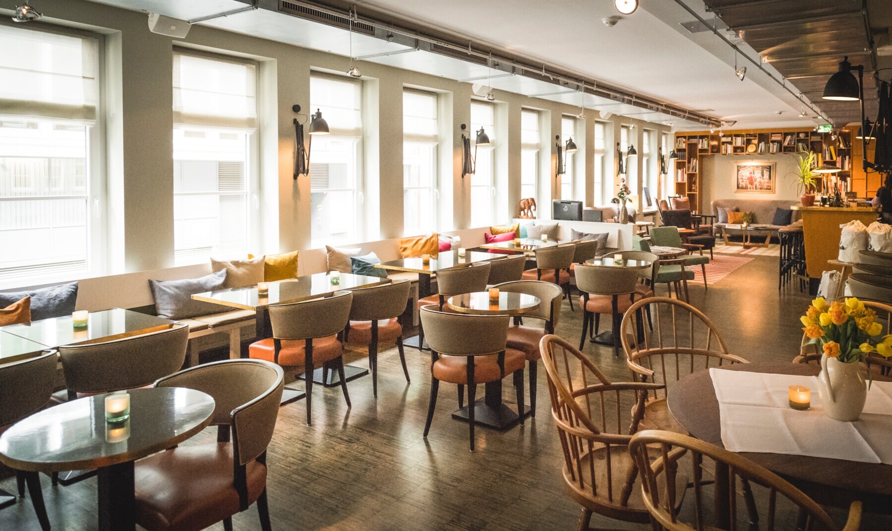 Blick auf den Loungebereich des HENRI Hotels