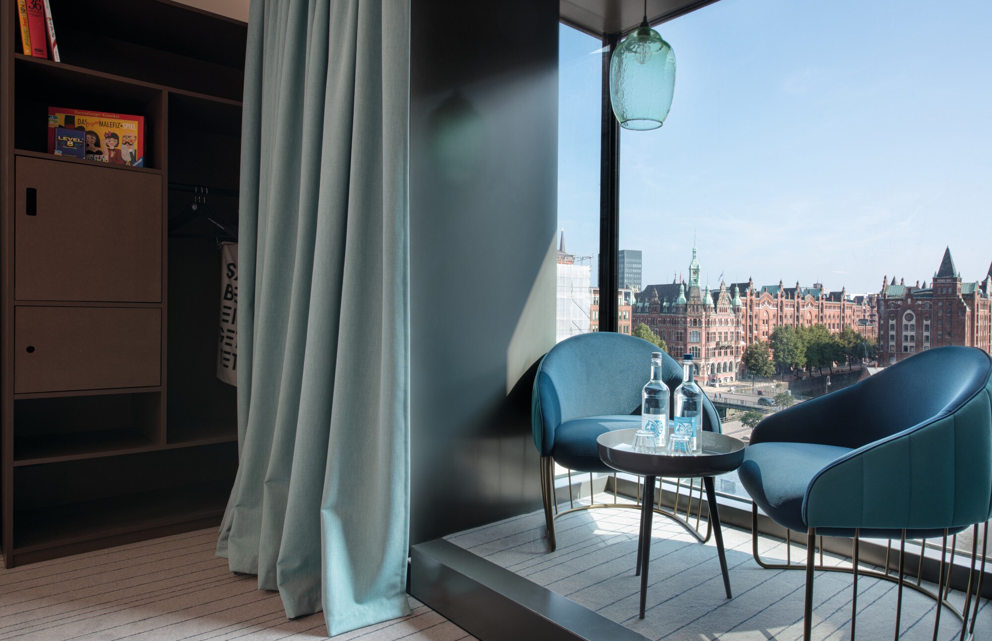 Zwei Sessel stehen in einem Erker, dahinter erstreckt sich Hamburgs Speicherstadt Zwei Sessel stehen in einem Erker, dahinter erstreckt sich Hamburgs Speicherstadt