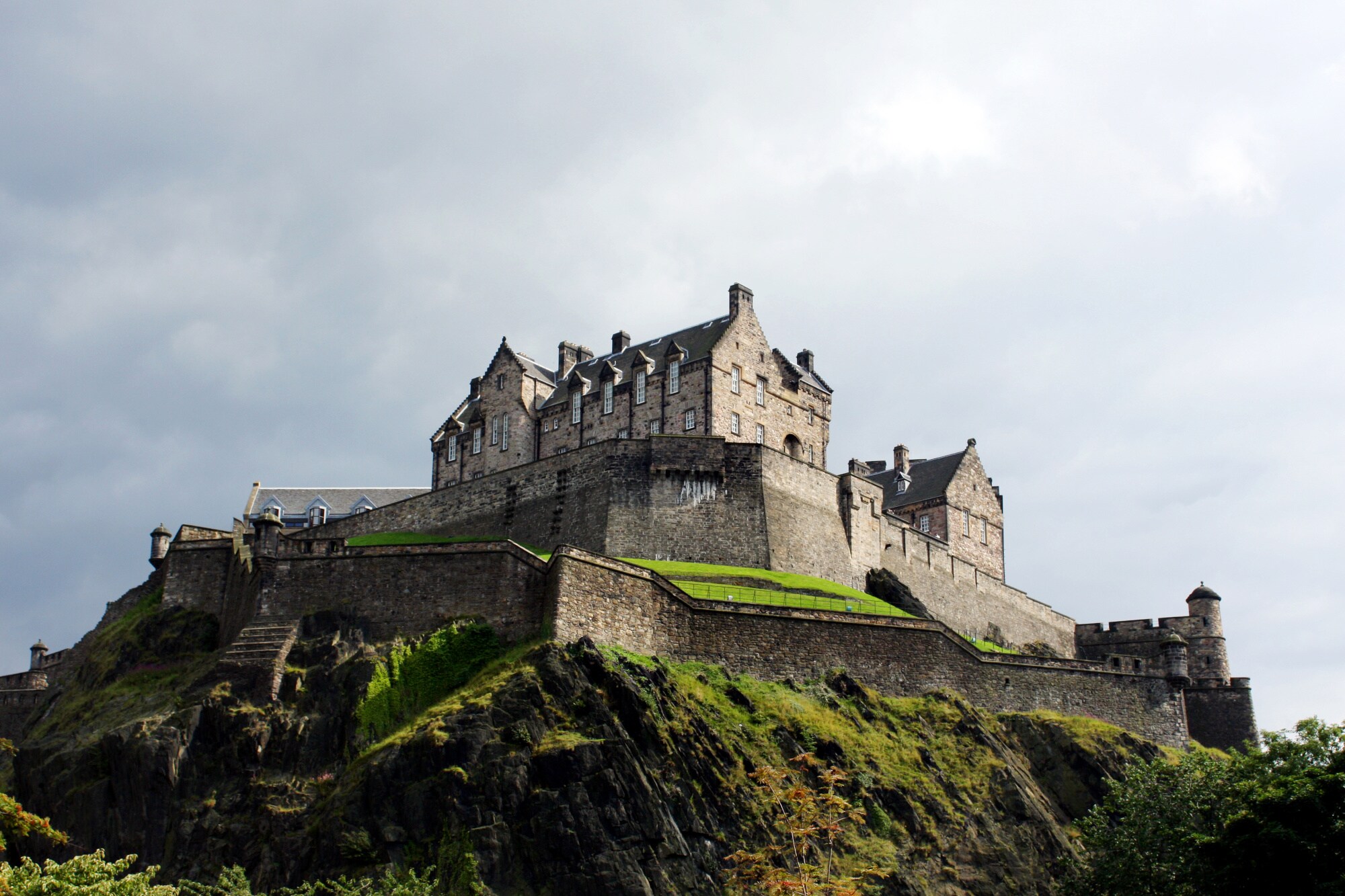 Das historische Wahrzeichen Edinburgh Castle in Schottland vom Fuße des Hügels fotografiert