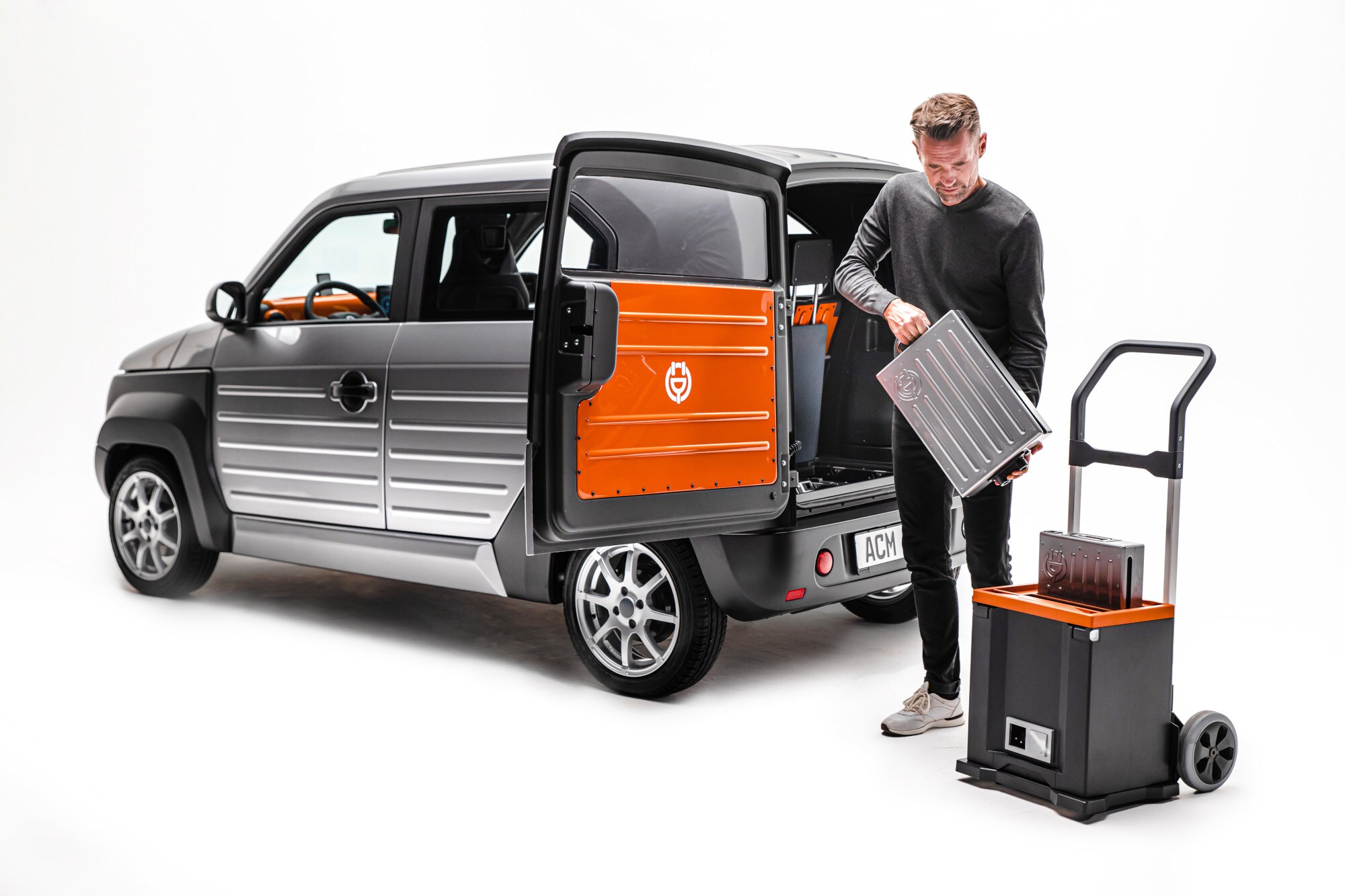 Ein Mann lädt Akkus in den ACM City One