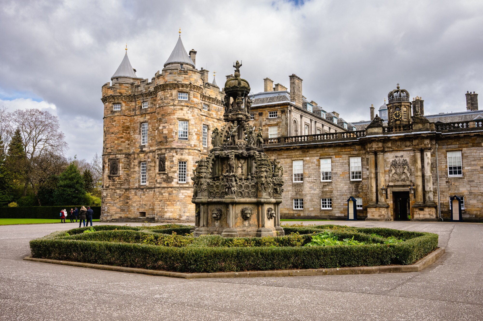 Der Brunnen und der Innenhof des Holyrood Palace in Edinburgh