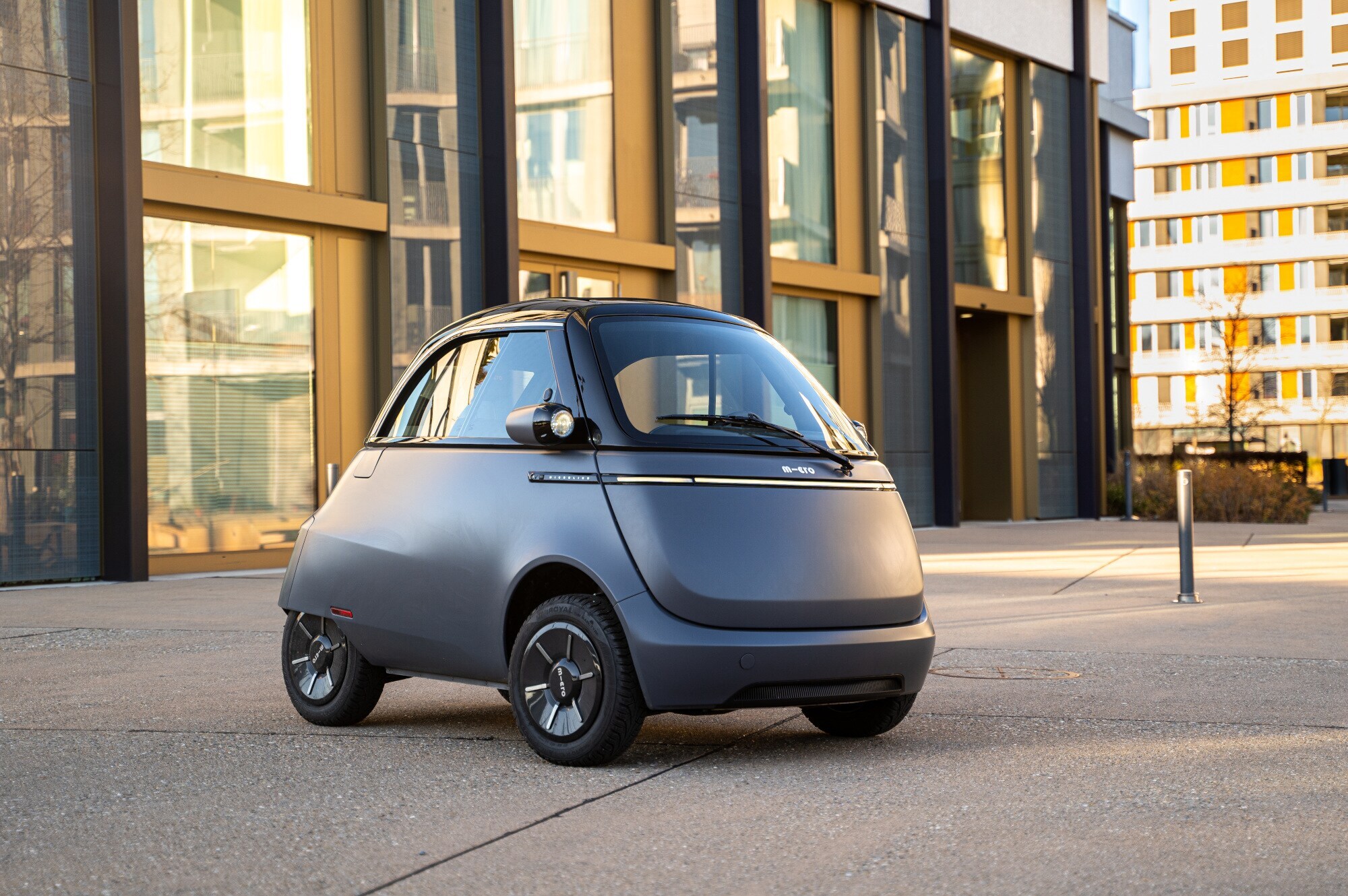 Das E-Kleinfahrzeug Microlino in der Frontansicht