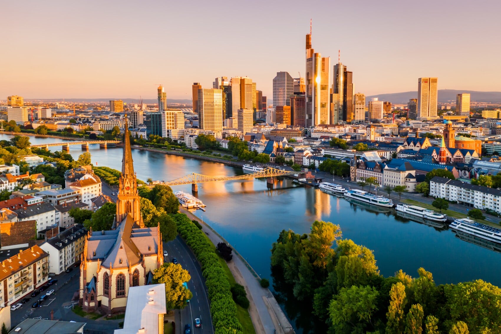 Luftaufnahme von Stadtpanorama Frankfurt am Main bei Abenddämmerung Luftaufnahme von Stadtpanorama Frankfurt am Main bei Abenddämmerung