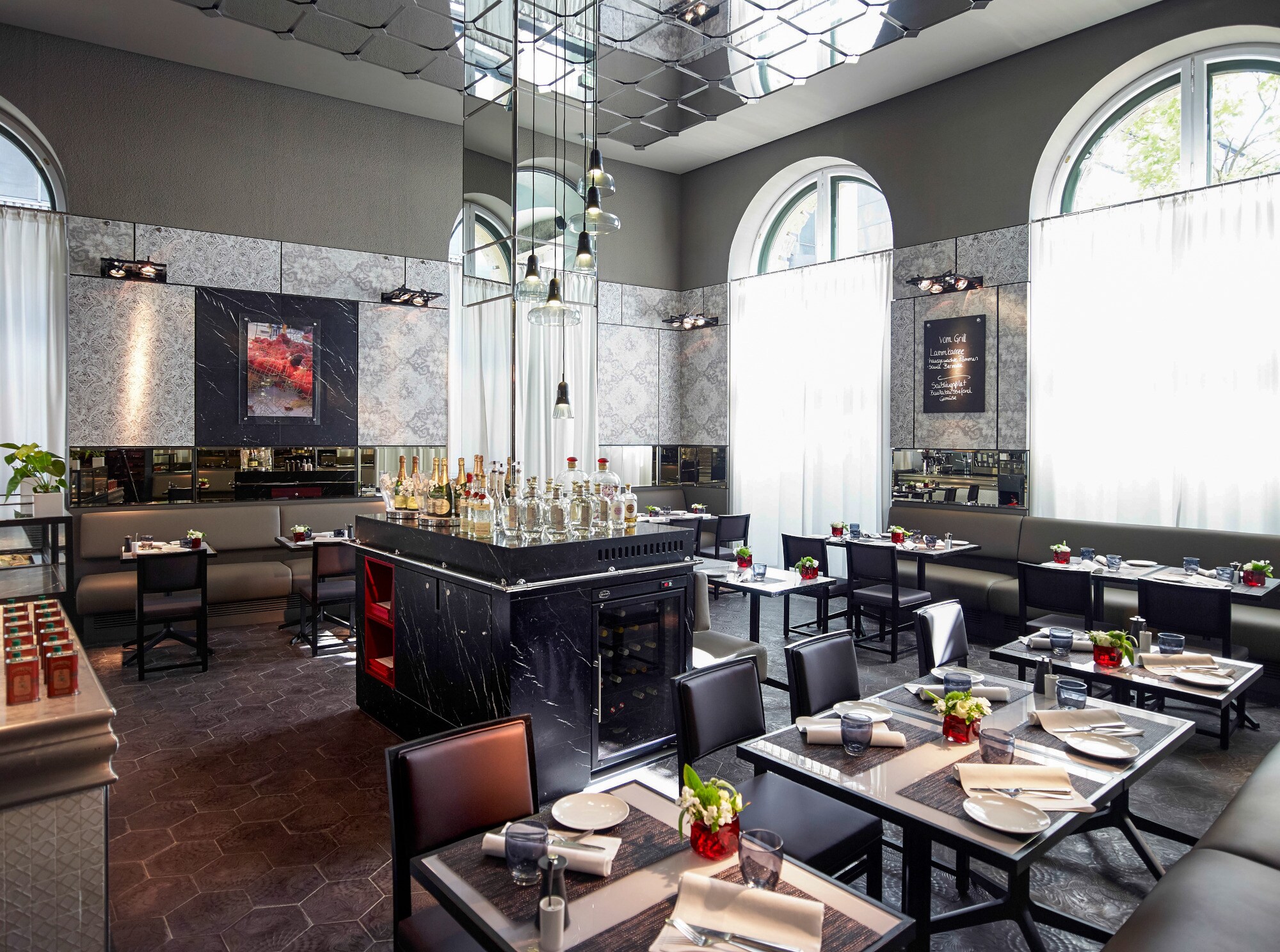 Blick ins Innere einer modernen Brasserie