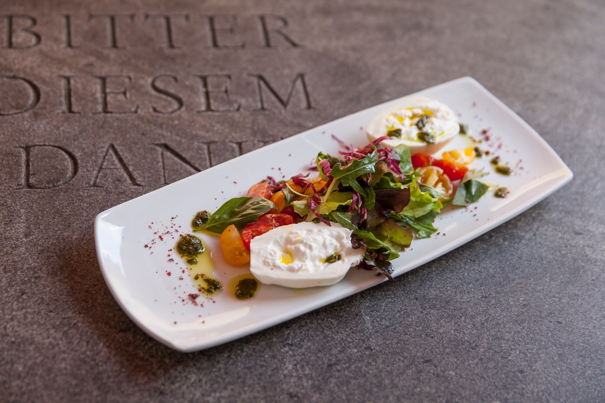 Eier und Salat auf einem weißen, eckigen Teller