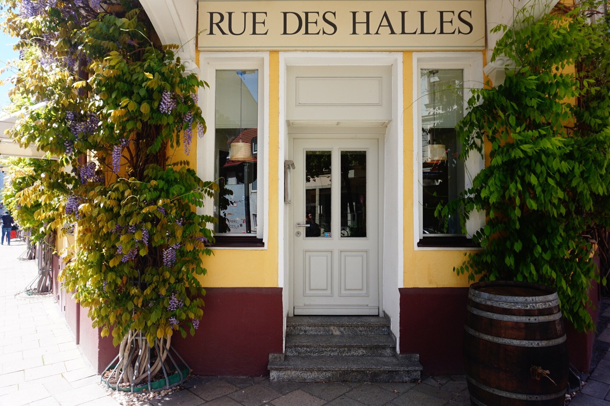 Eingang des französischen Restaurants in München namens Rue des Halles