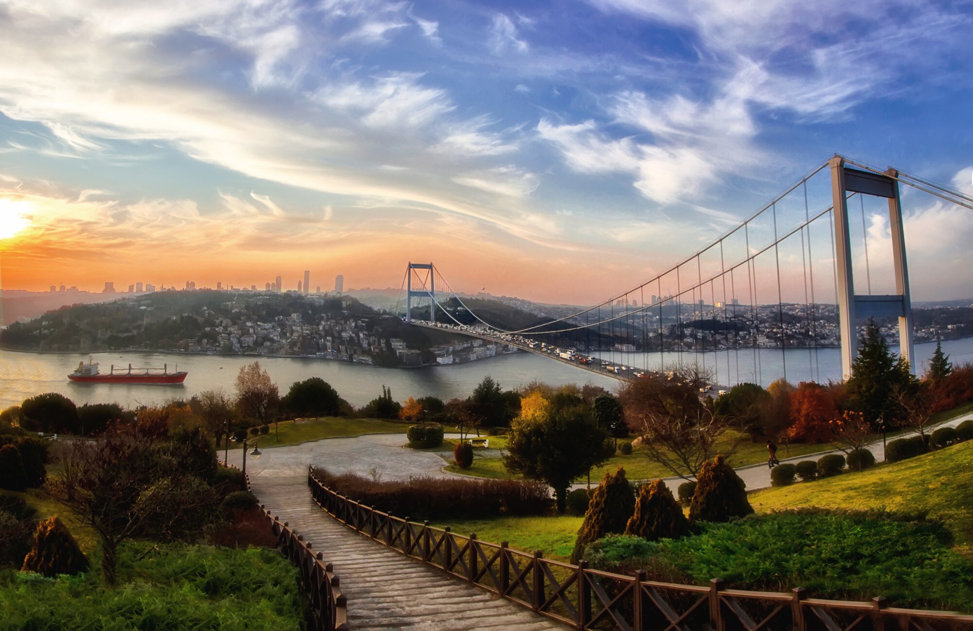 Stadtpanorama von Istanbul mit Bosporusbrücke bei Sonnenuntergang