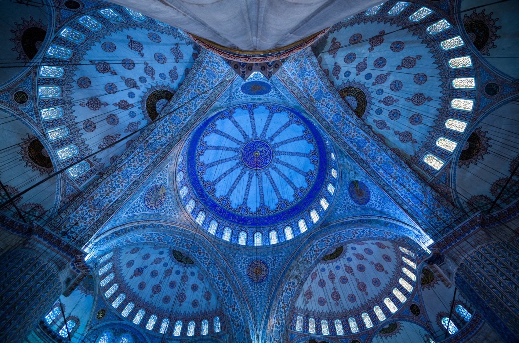 Innenansicht der Kuppel der Sultan-Ahmed-Moschee mit blauen Kacheln Innenansicht der Kuppel der Sultan-Ahmed-Moschee mit blauen Kacheln