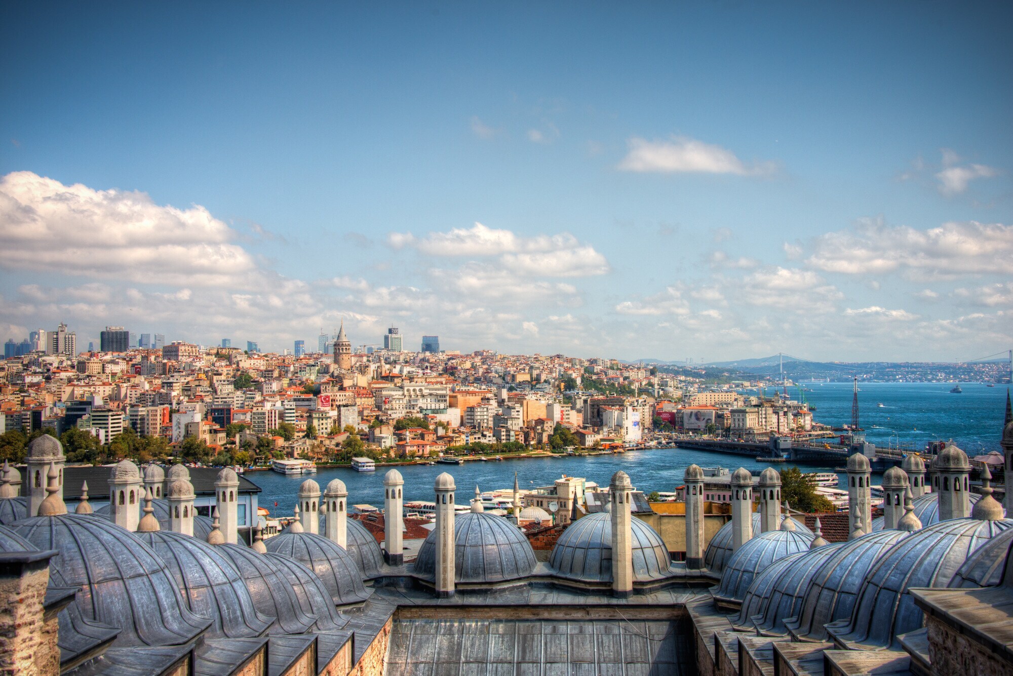 Stadtpanorama von Istanbul mit Minaretten im Vordergrund