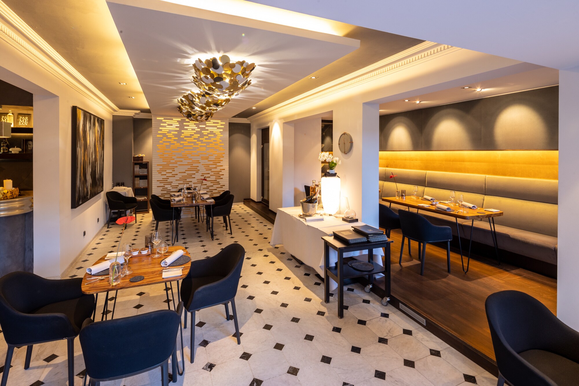 Blick auf Tische und schwarze Stühle im italienischen Restaurant Carmelo Greco