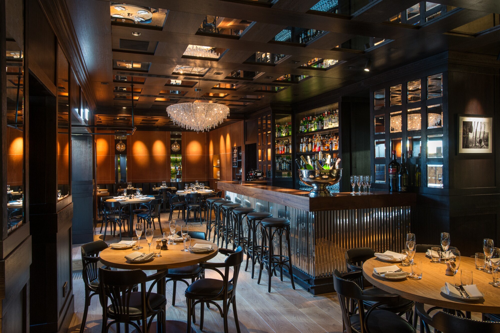 Blick in den Gastraum eines Restaurants