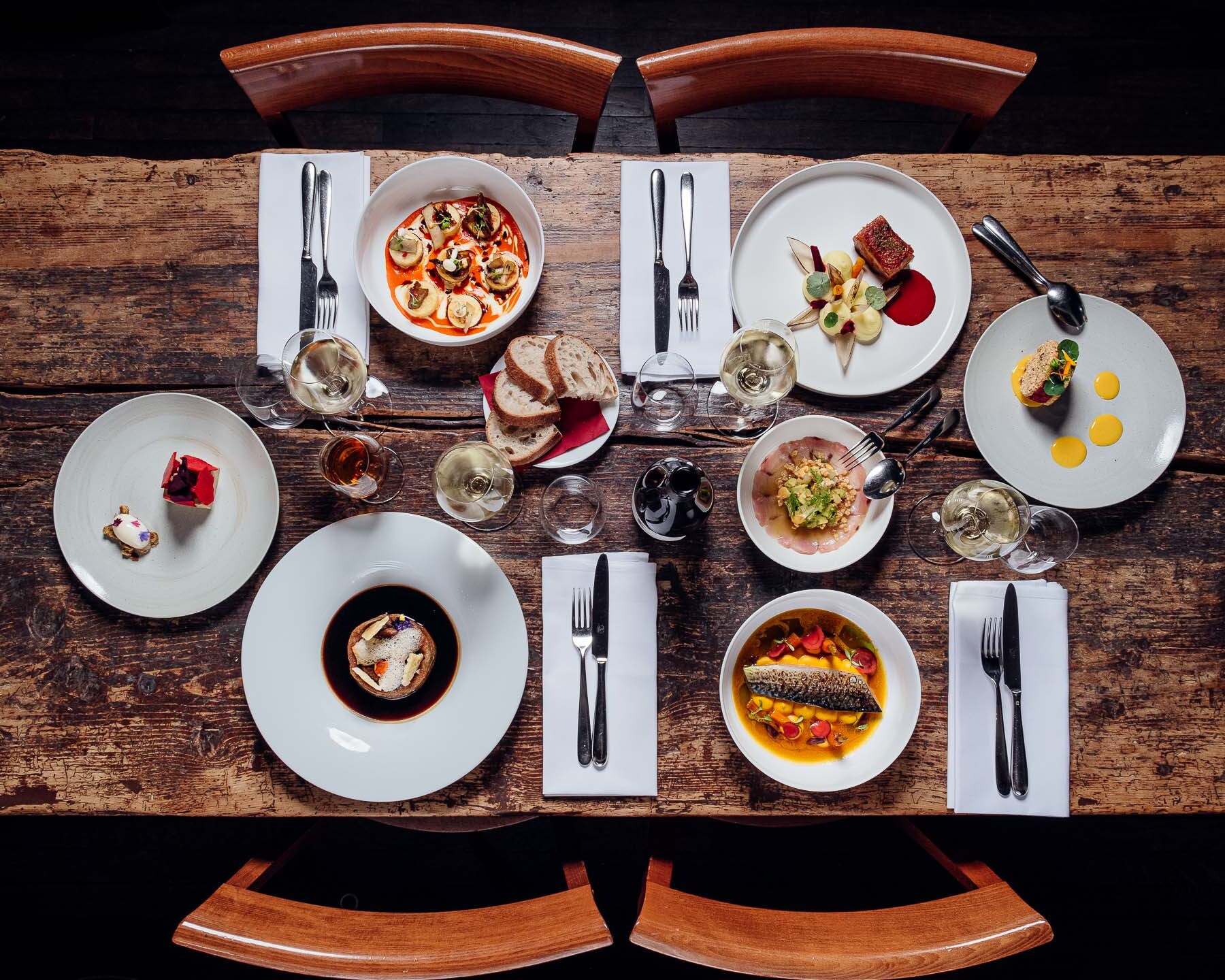 Mit italienischen Speisen und Getränken gedeckter Tisch