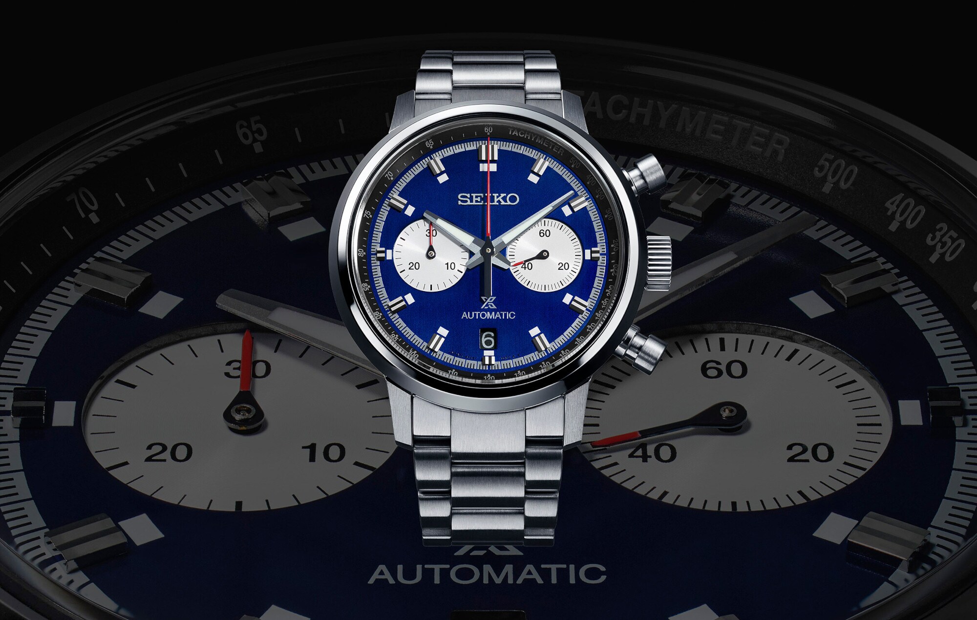 Frontales Close-up einer Seiko-Uhr mit blauem Zifferblatt und metallenem Gliederarmband Frontales Close-up einer Seiko-Uhr mit blauem Zifferblatt und metallenem Gliederarmband