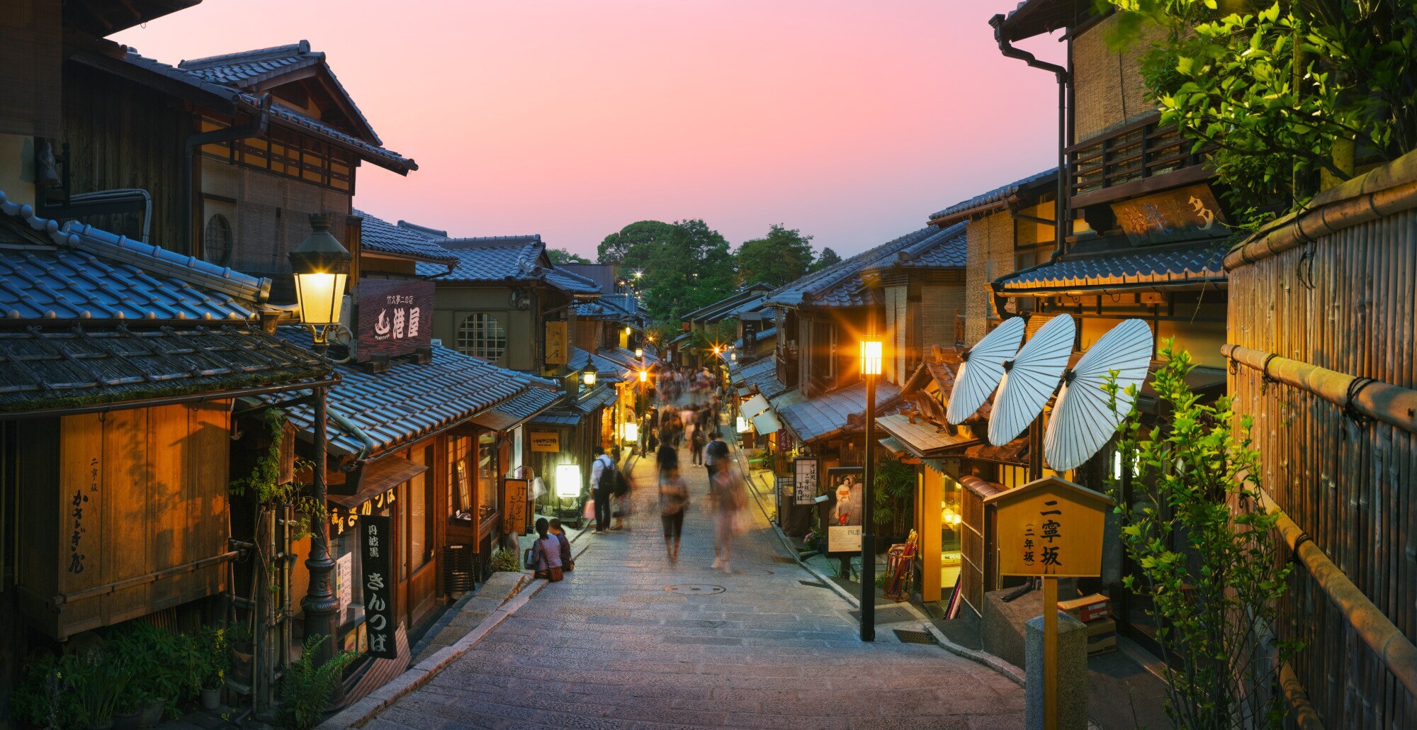 Belebte Gasse in der Altstadt von Kyoto bei Abenddämmerung