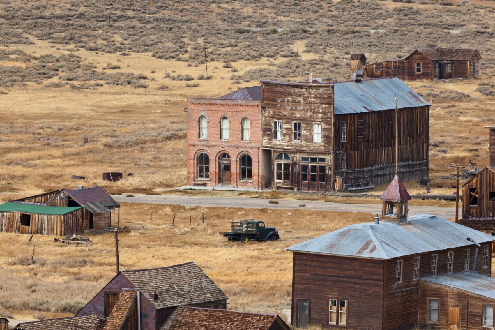 Luftaufnahme einer Geisterstadt in der kalifornischen Wüste im Western-Stil