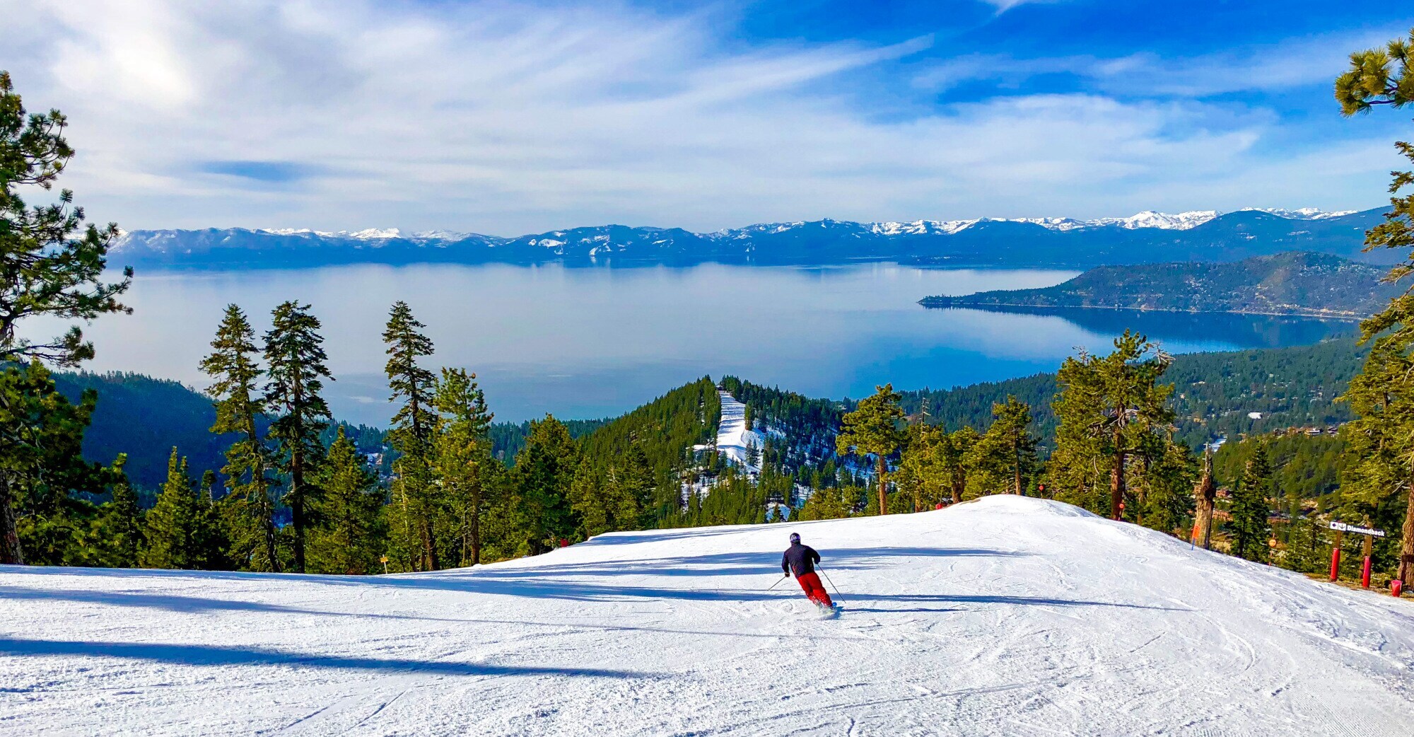 Alpinski oberhalb des Lake Tahoe mit Blick über See und Geirgskette