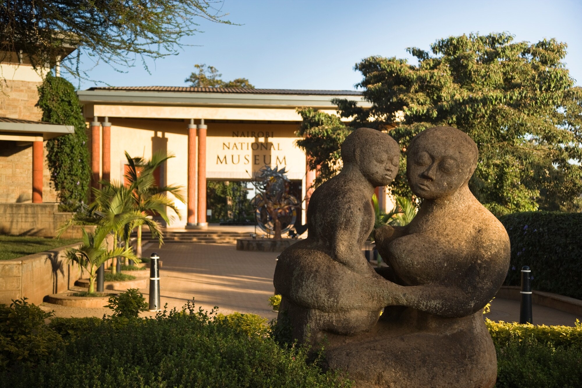 Eingangsbereich des Nairobi Nationalmuseums mit einer Steinstatue im Vordergund Eingangsbereich des Nairobi Nationalmuseums mit einer Steinstatue im Vordergund