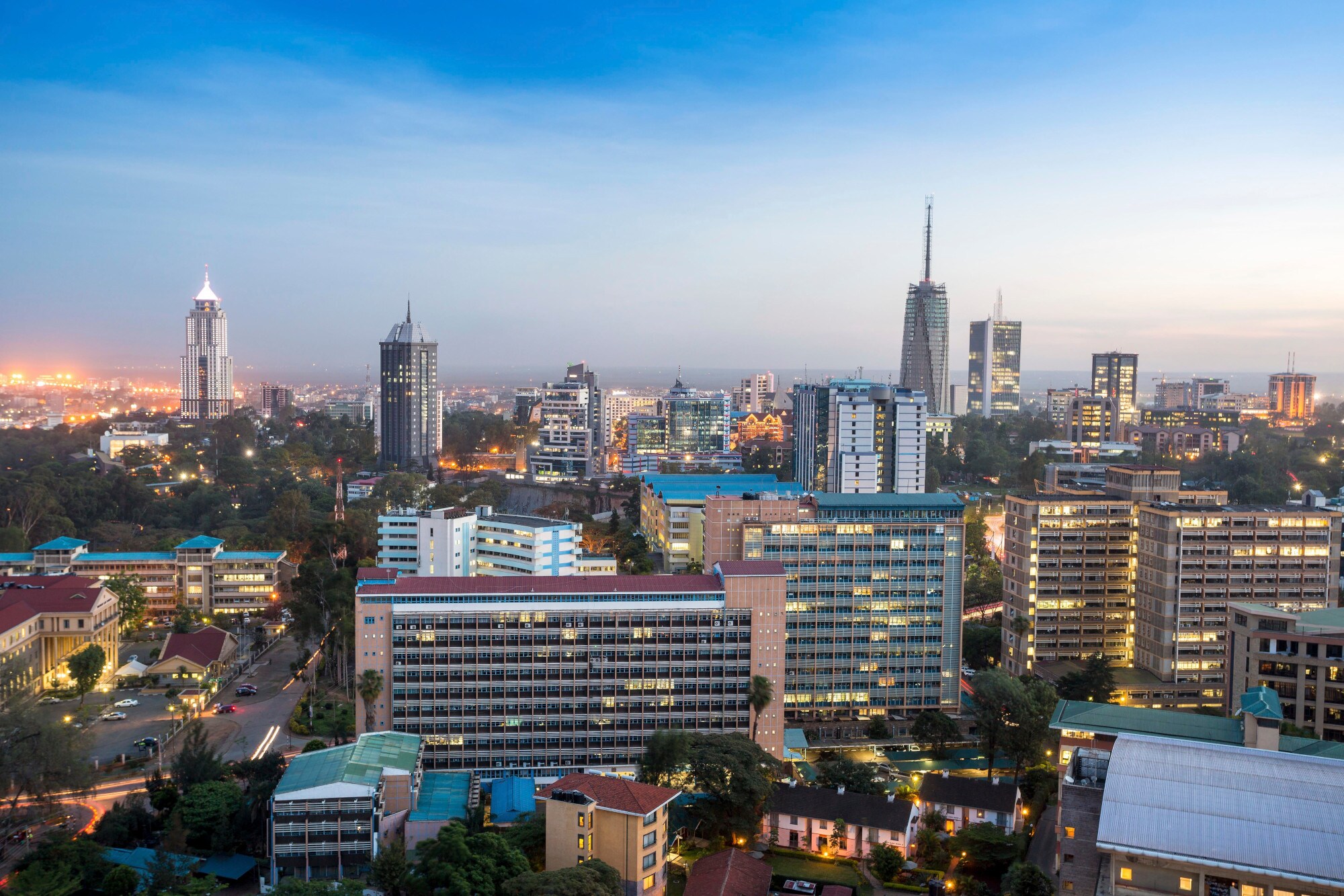 Luftaufnahme Stadtpanorama von Nairobi bei Abenddämmerung