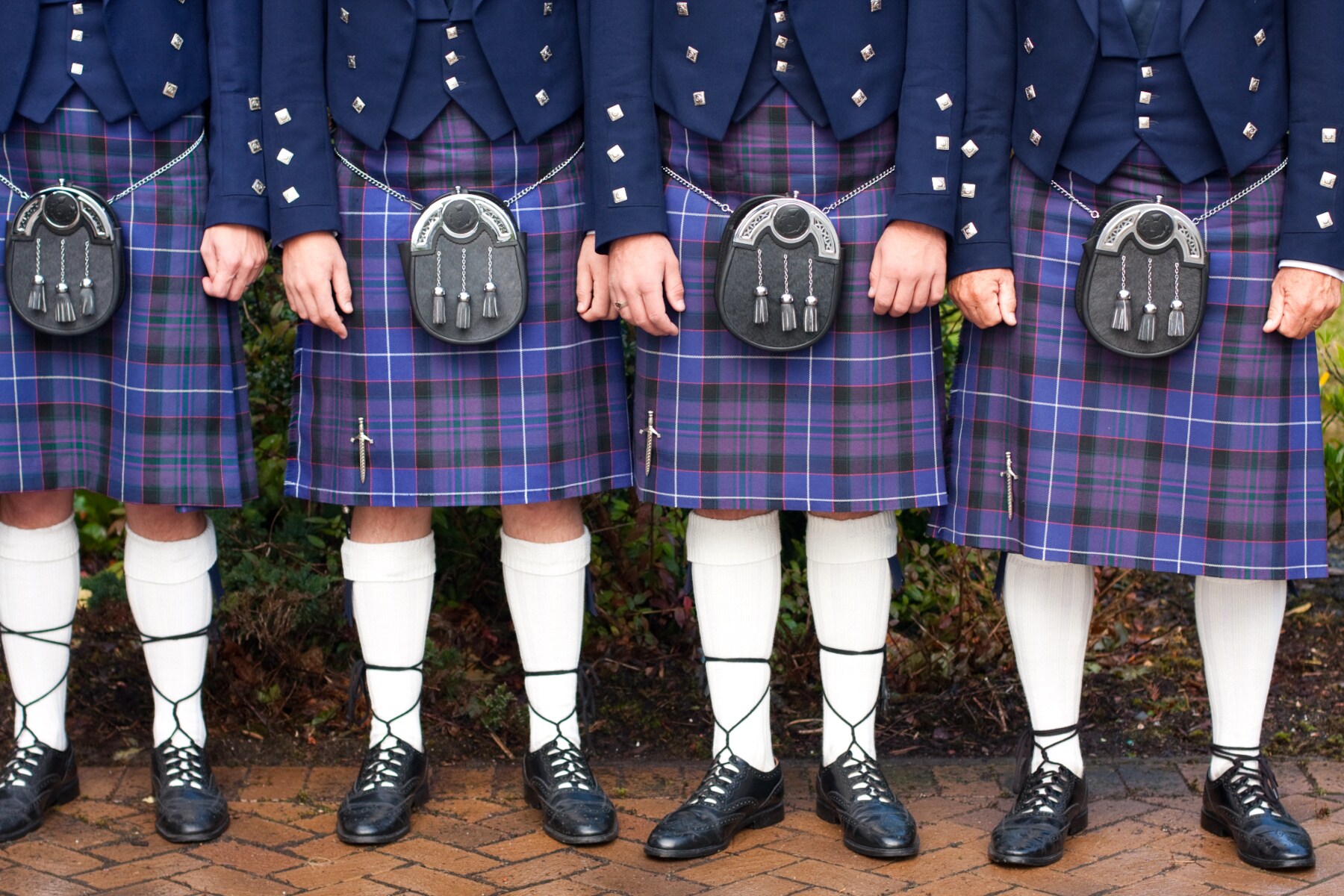Unterkörper von stehenden Menschen in blauen Kilts Unterkörper von stehenden Menschen in blauen Kilts