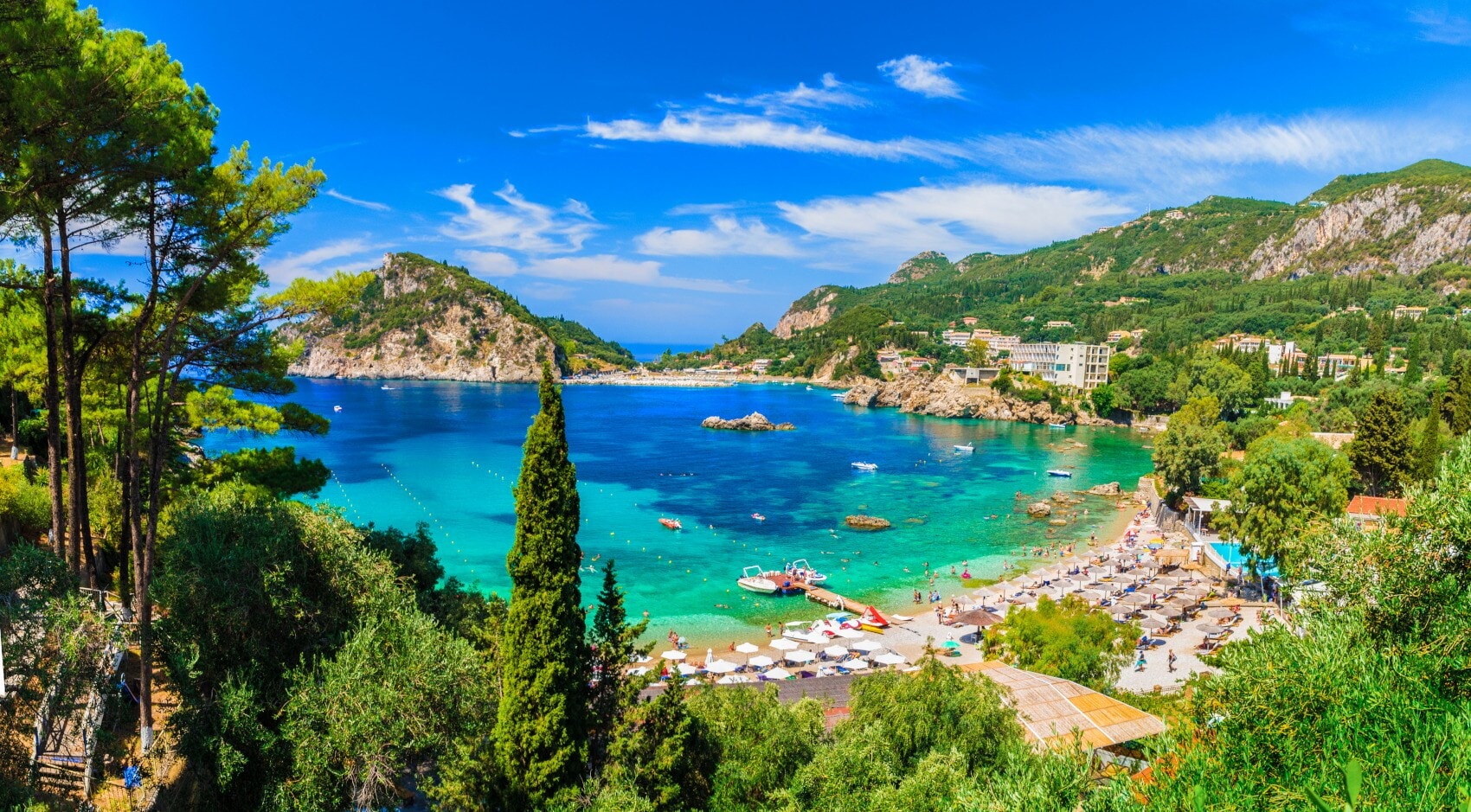 Blick über den Strand von Paleokastritsa mit türkisem Wasser und grüner Umgebungritsa beach on Corfu Blick über den Strand von Paleokastritsa mit türkisem Wasser und grüner Umgebung