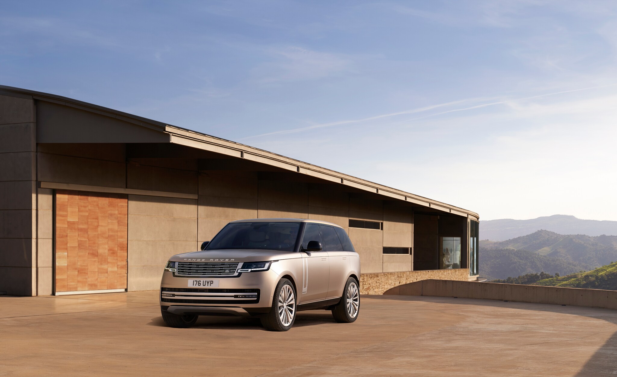 Ein Range Rover parkt vor einem Designerhaus.
