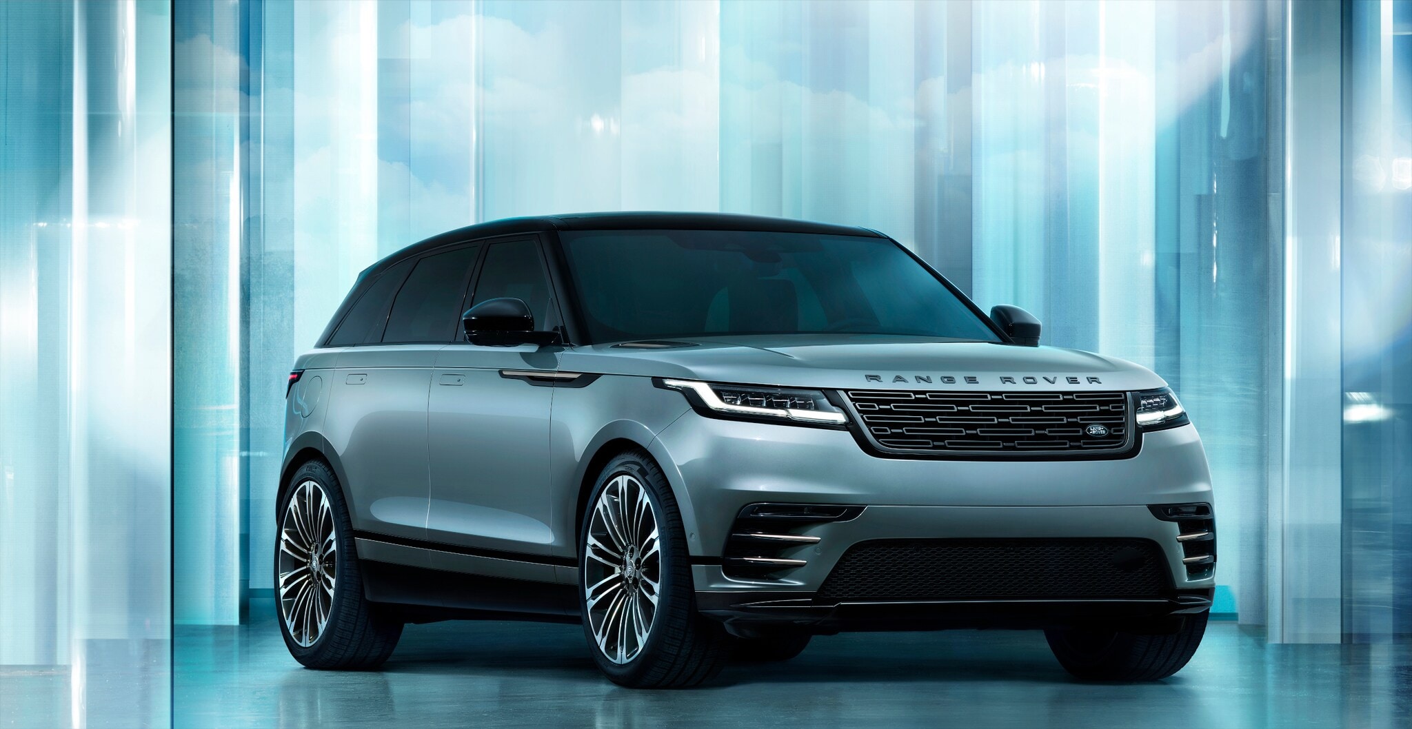 Der Range Rover Velar vor einem futuristischen Hintergrund. Der Range Rover Velar vor einem futuristischen Hintergrund.