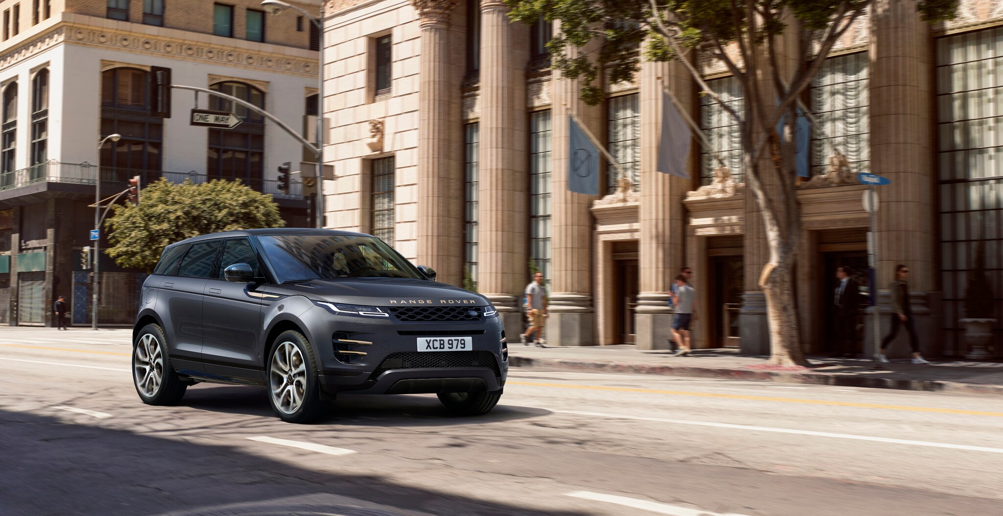 Der Range Rover Evoque in Anthrazit fährt auf einer Straße entlang.