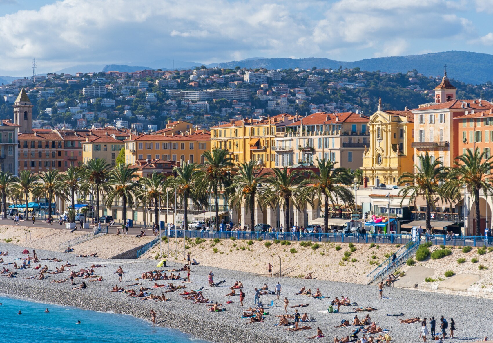 Aufnahme der Promenade des Anglais bei Sonnenschein Aufnahme der Promenade des Anglais bei Sonnenschein