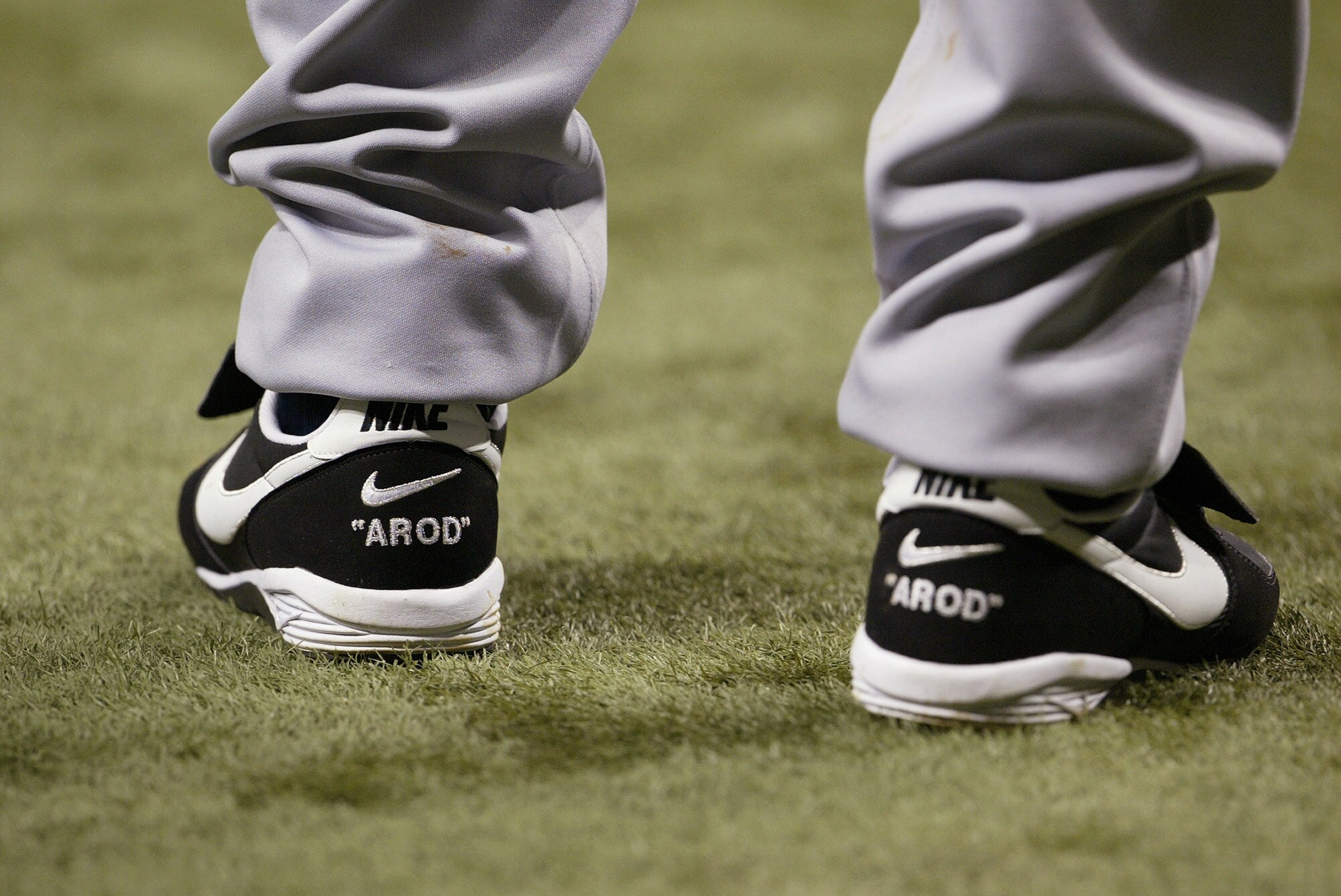 Füße in schwarz-weißen Nike-Turnschuhen mit dem Schriftzug AROD