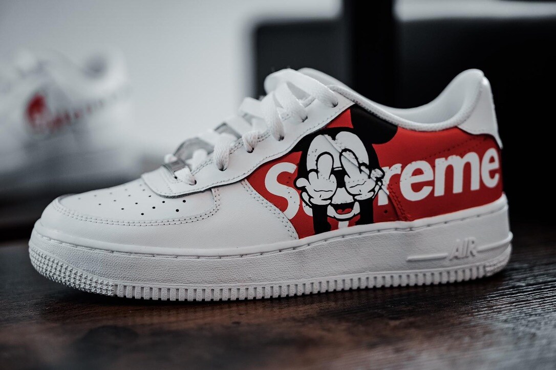 Weißer Sneaker mit Mickey-Mouse-Bild