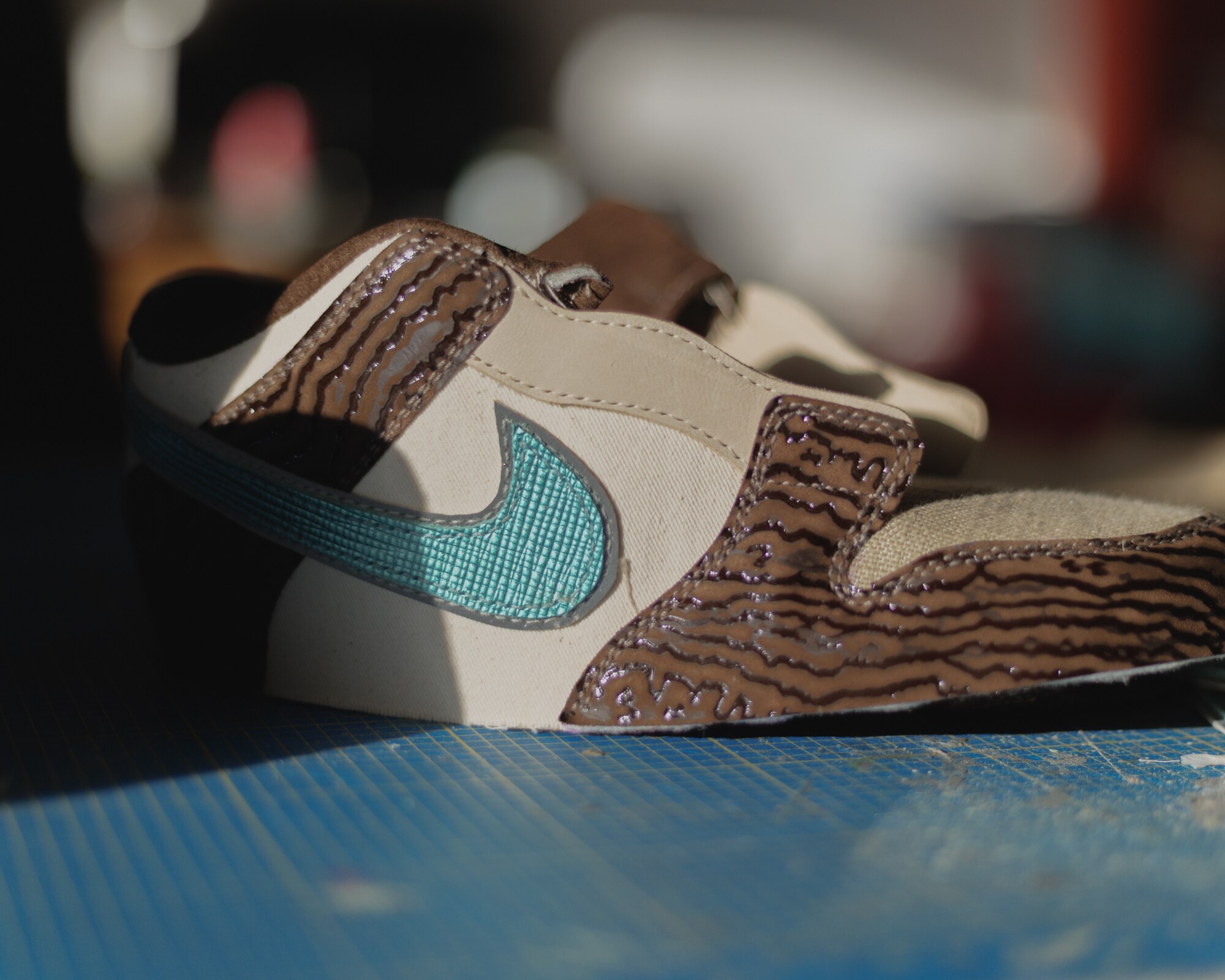 Nachaufnahme eines braunen Schuhs mit blauen Applikationen