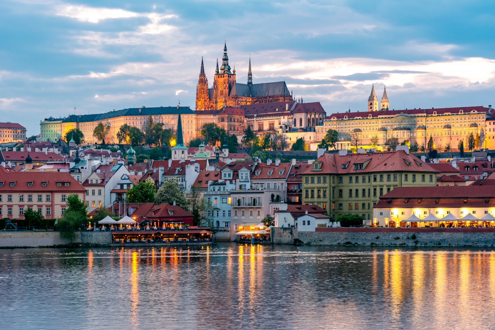 Stadtpanorama der Altstadt von Prag mit Burgkomplex auf einem Hügel, im Vordergrund Wasser Stadtpanorama der Altstadt von Prag mit Burgkomplex auf einem Hügel, im Vordergrund Wasser