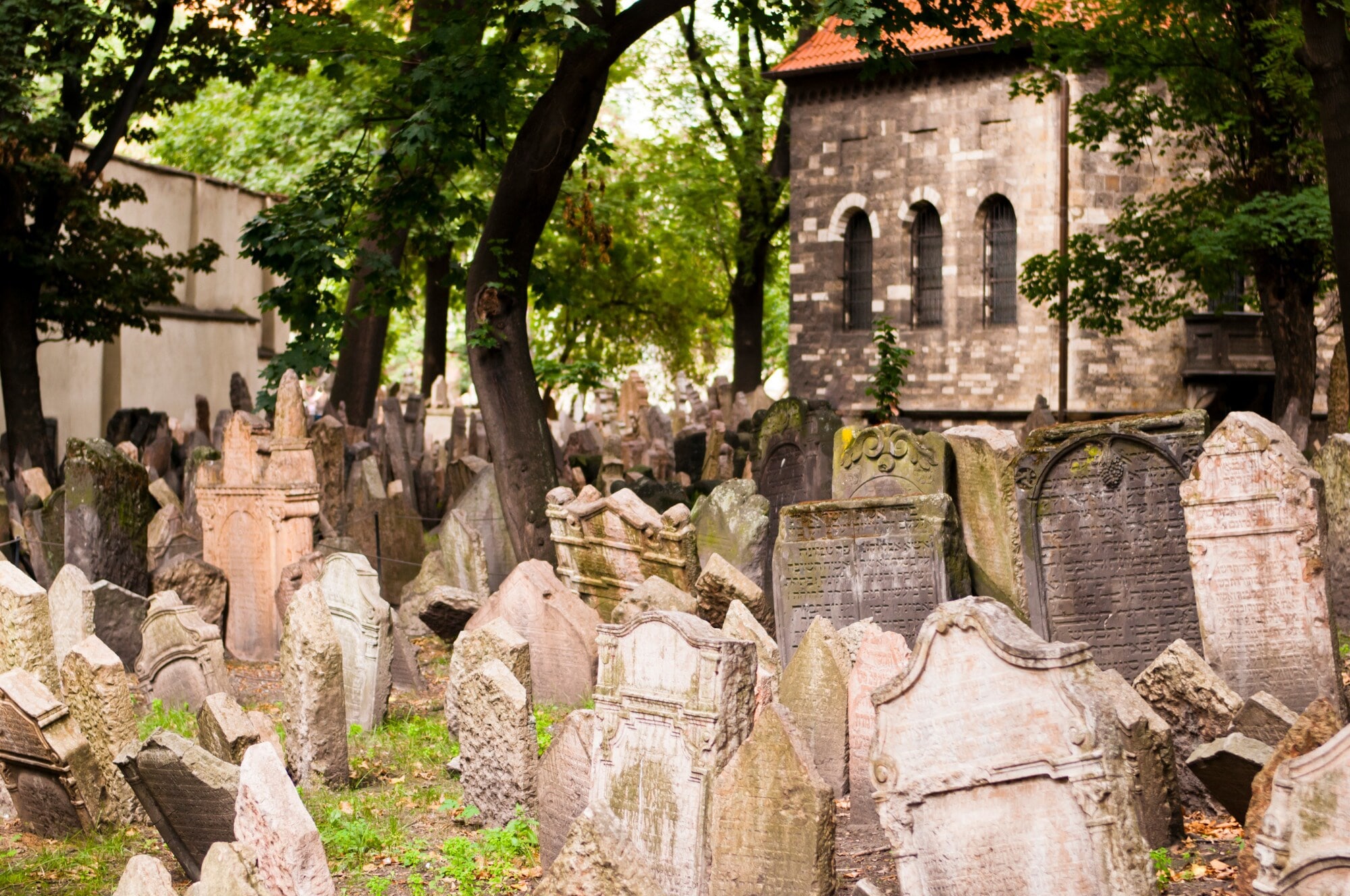 Schiefe, eng beieinanderstehende Grabsteine auf einem Stadtfriedhof Schiefe, eng beieinanderstehende Grabsteine auf einem Stadtfriedhof
